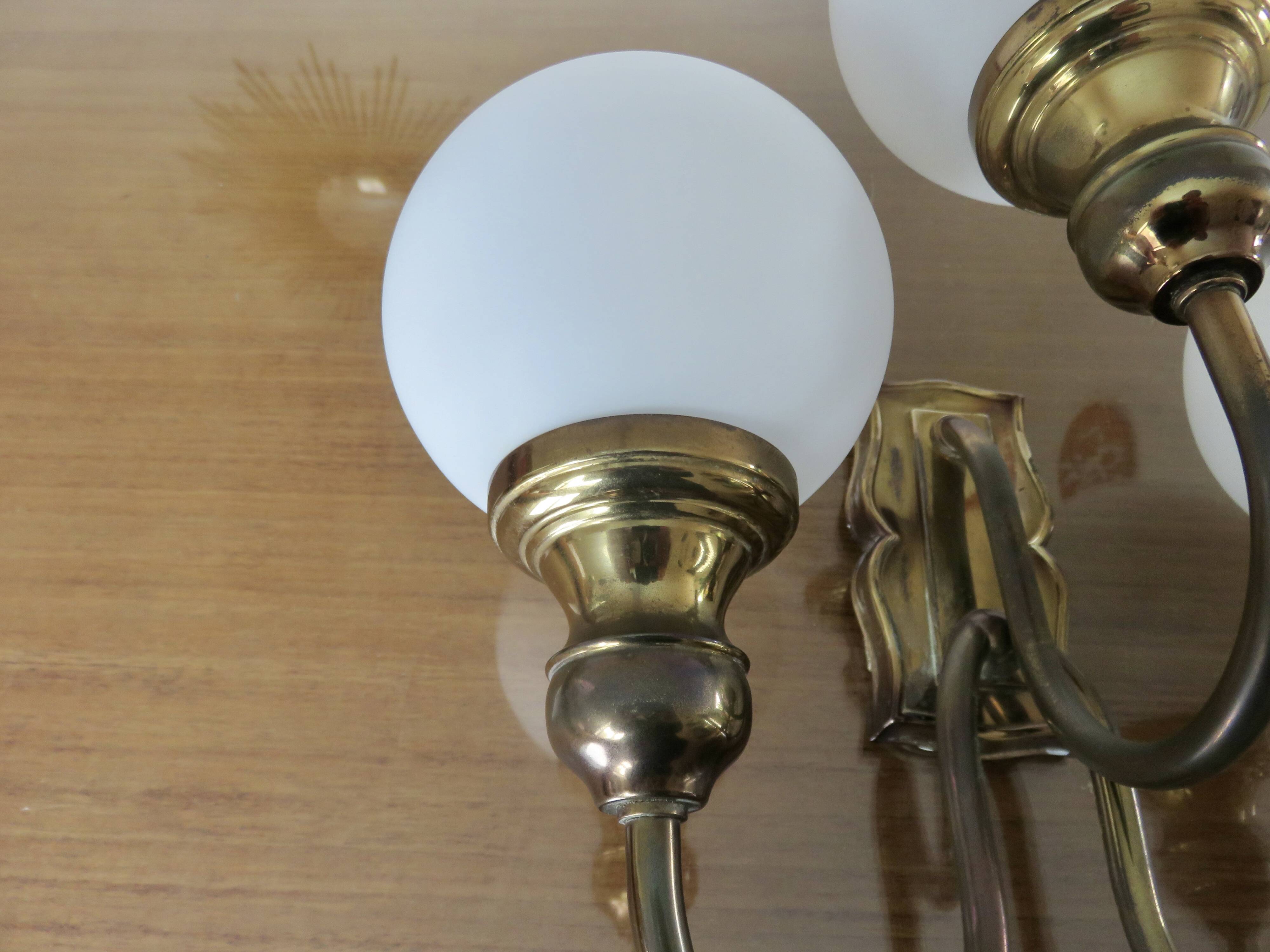 Triple "Hollywood Regency" wall light in brass and opaline, 1970