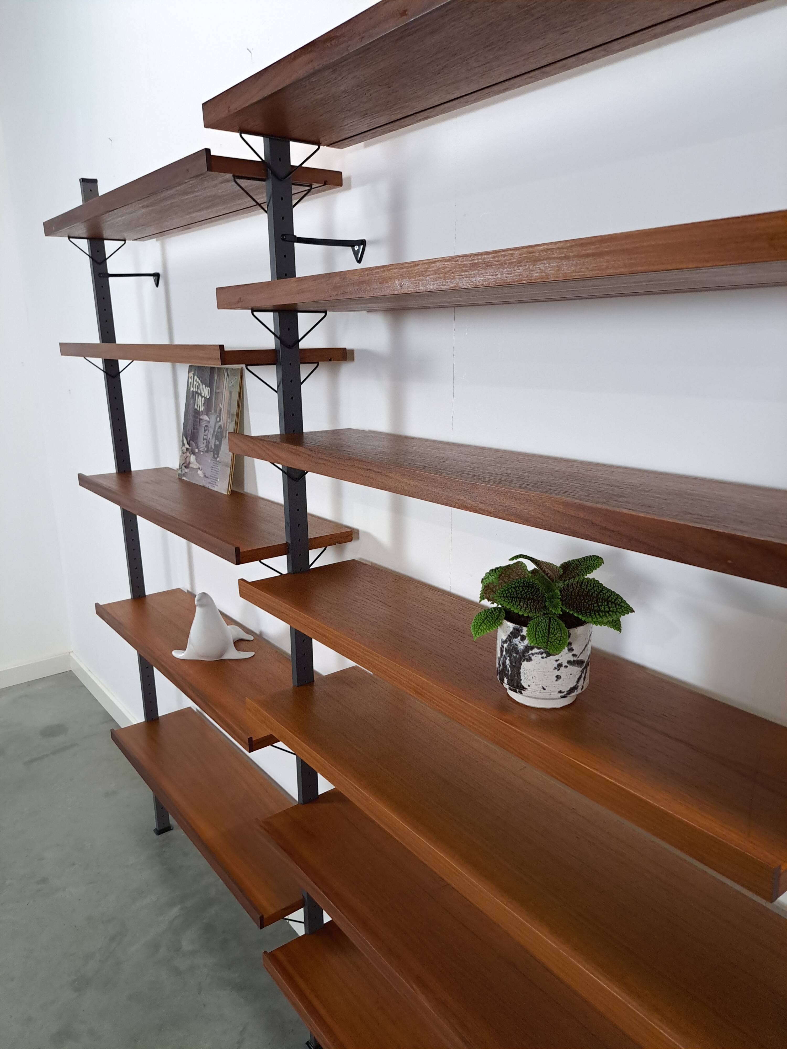 Mid Century Olof Pira Zweden teak modulair LP wandsysteem