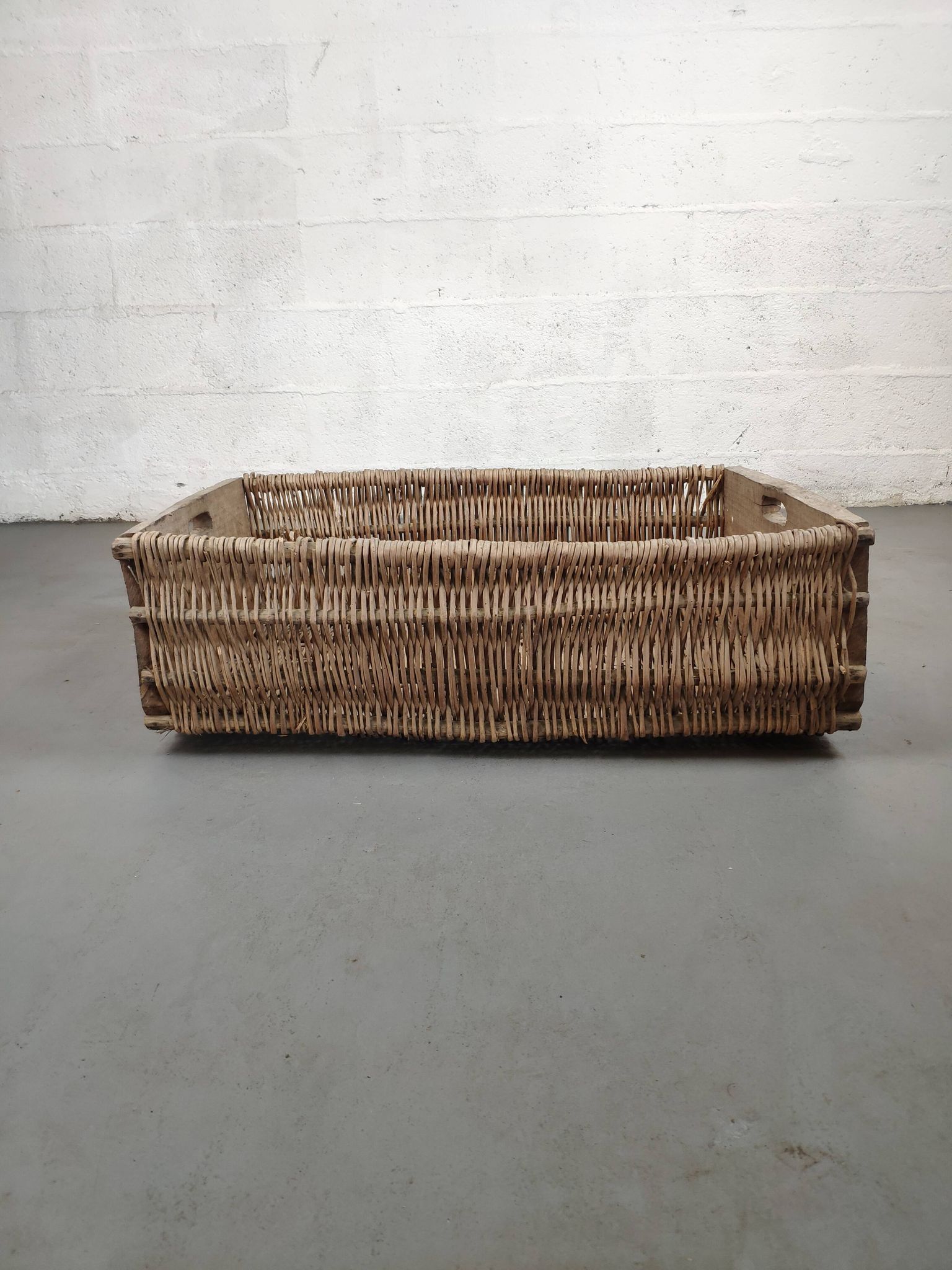 Lot de 2 anciens grands paniers à bûches bois et osier