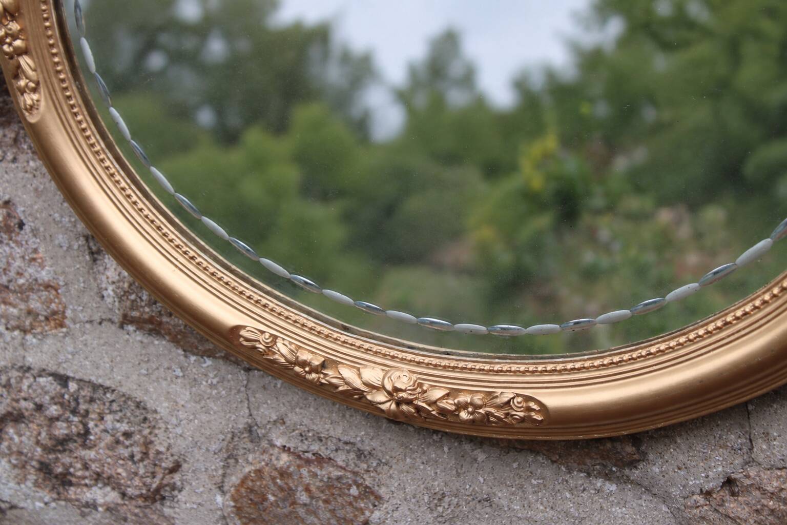 Miroir ovale vintage doré à décor floral et verre biseauté – 58 × 48 cm