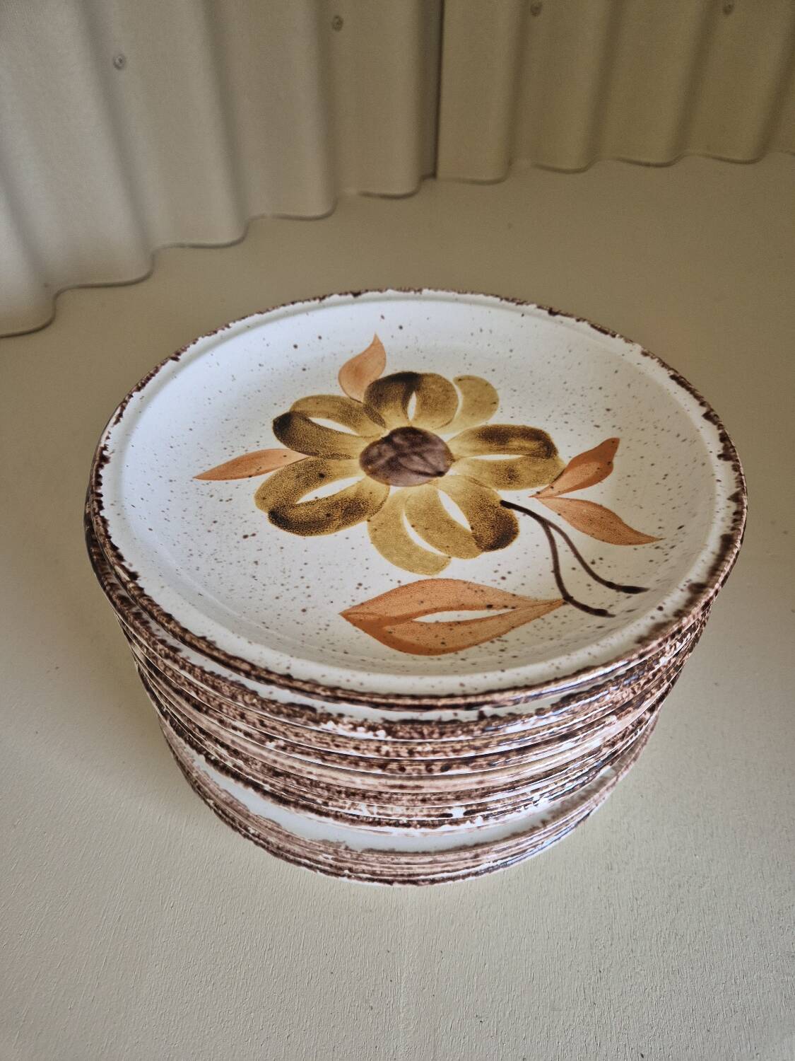 13 assiettes à décor de fleurs, 1970