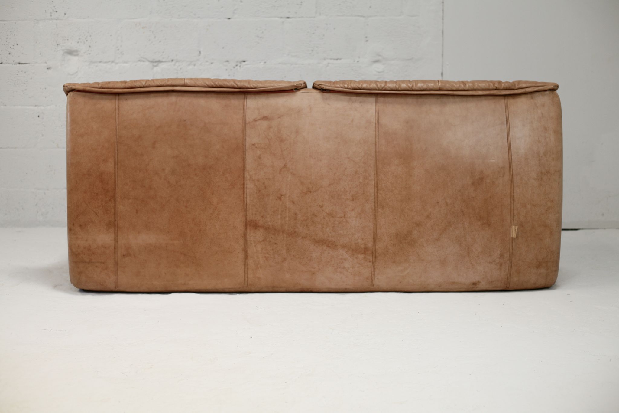 Cinna sofa. Circa 1970. Foam and "caramel" leather. 3 seats.