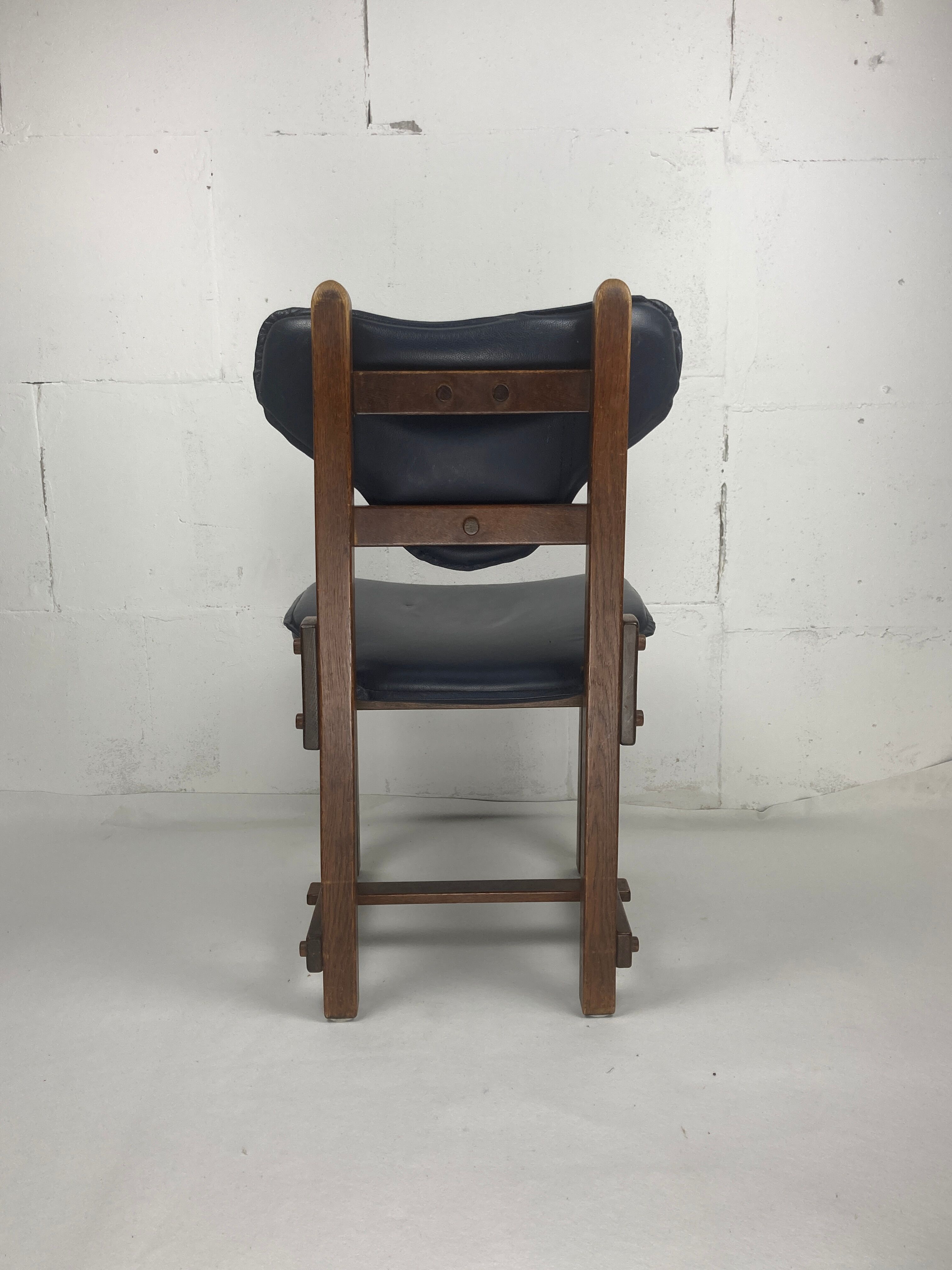 Ensemble de 4 chaises de salle à manger brutalistes en chêne et cuir, années 1960