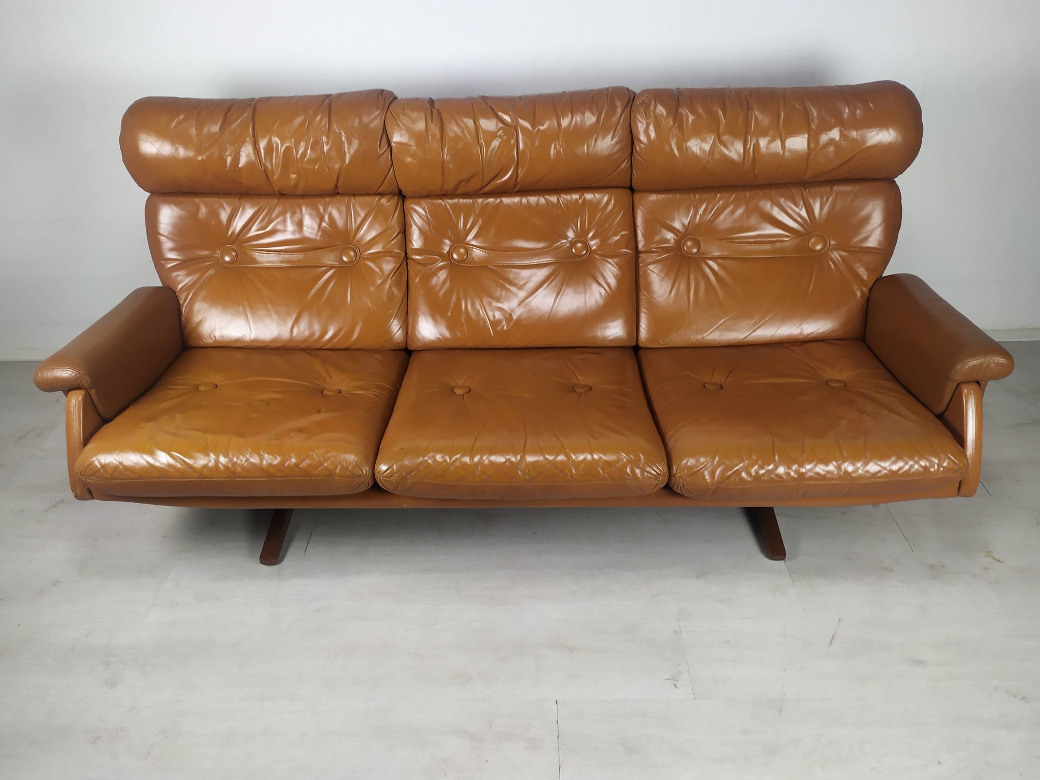 Canapé cuir fauve scandinave