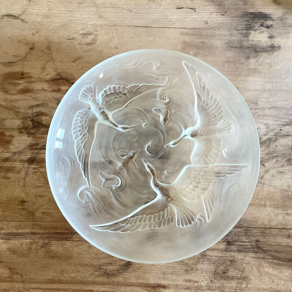 Large bird cup in frosted Art Deco glass, signed Verlys France