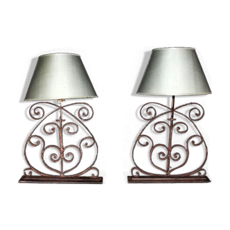 Pairede lamps cast