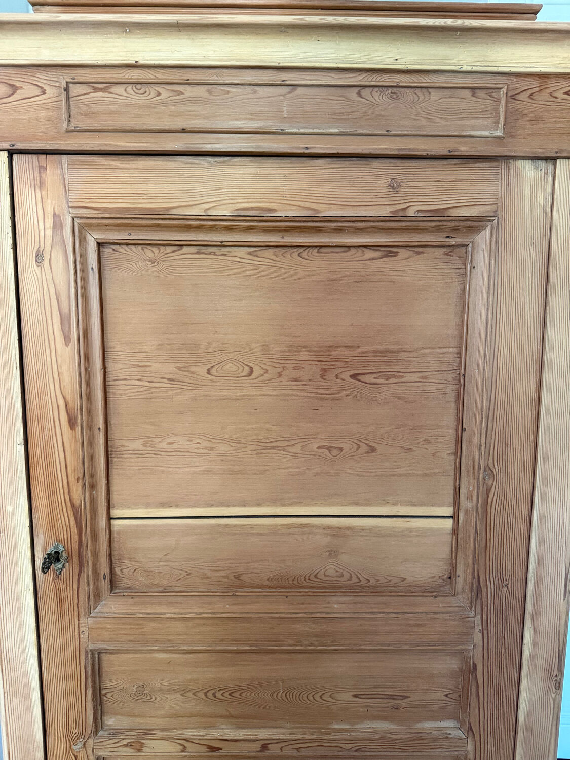 Small Parisian wardrobe "bonnetière"