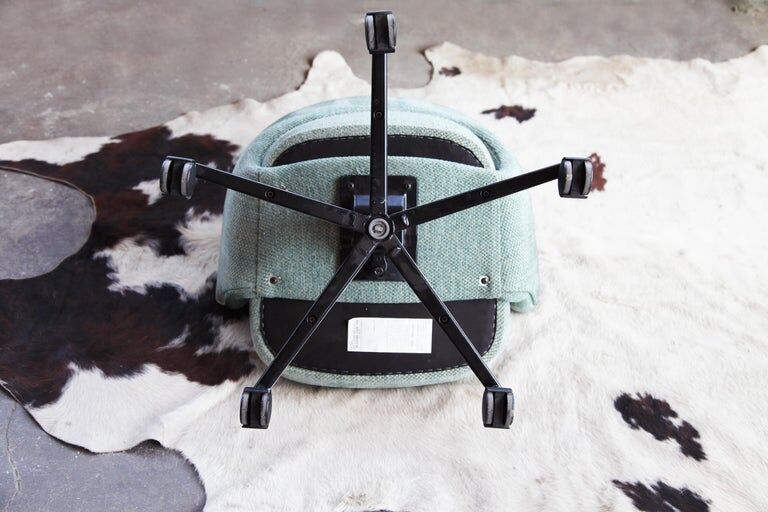 Knoll saarinen executive chair in original textile, swivel base