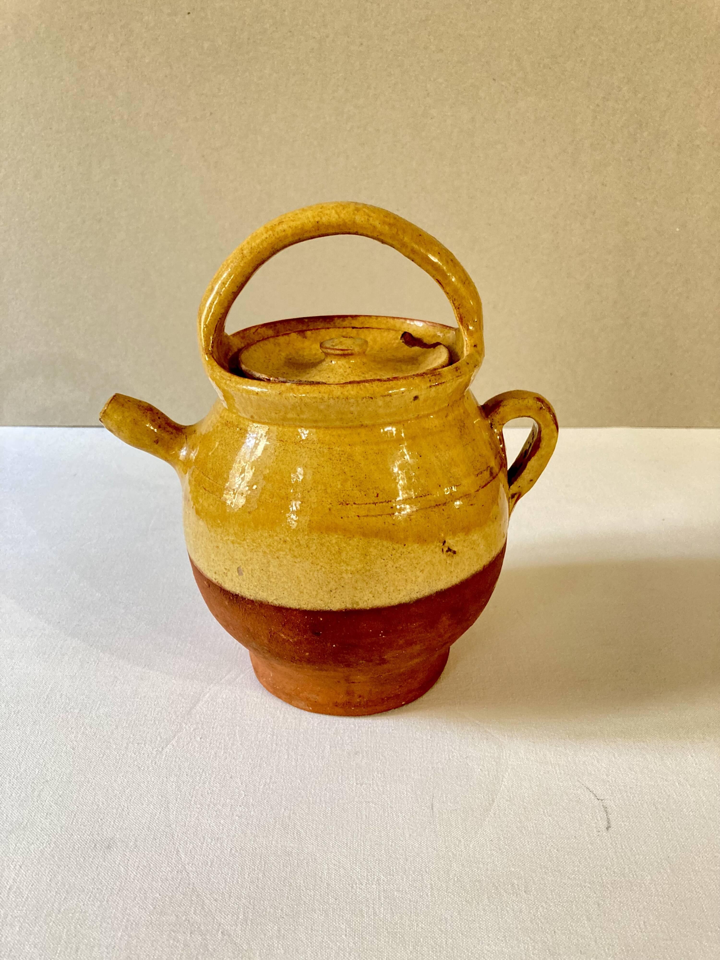 Cruche ou chevrette en grès vernissé jaune