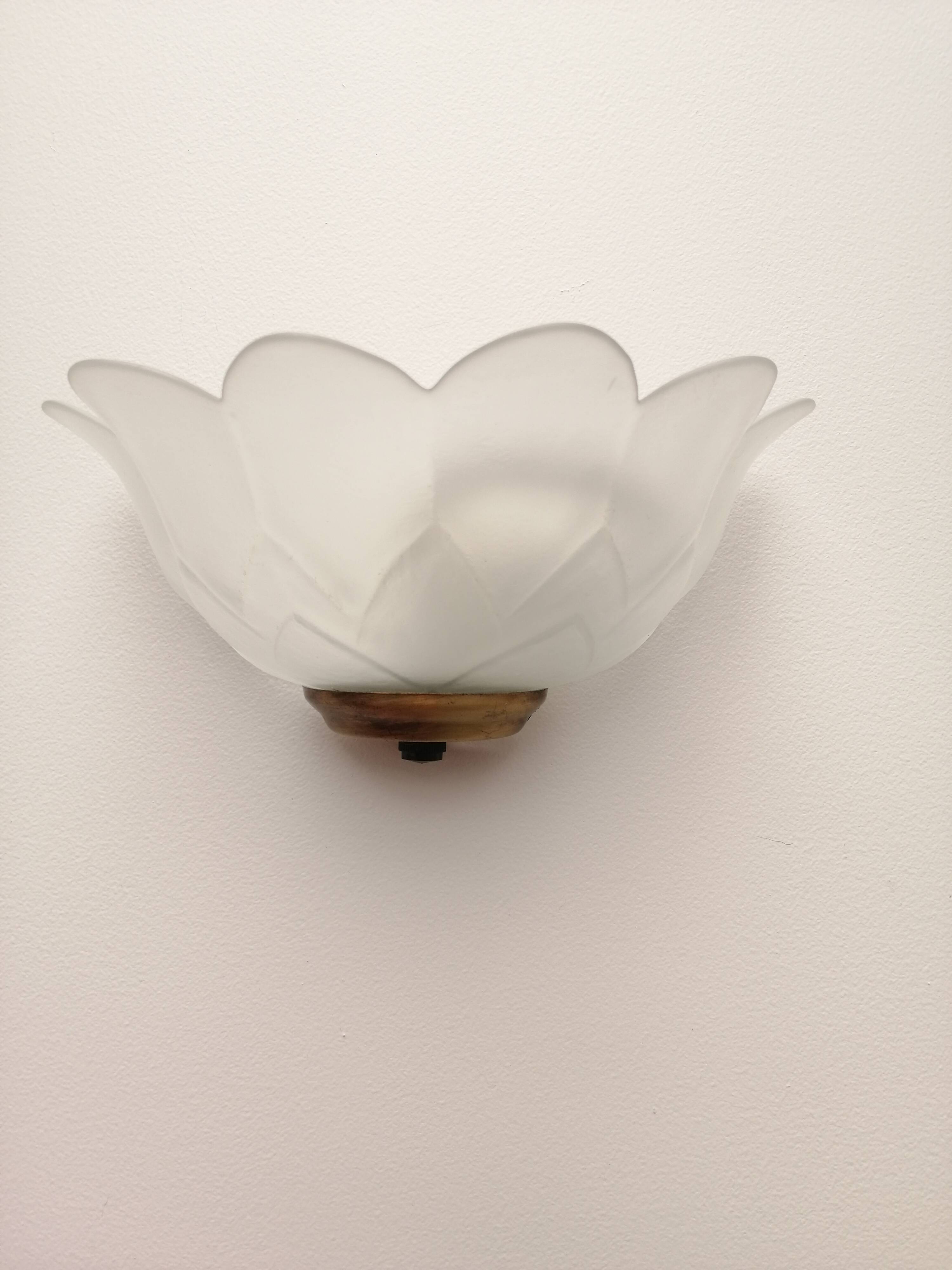 Flower-shaped molded glass wall lamp