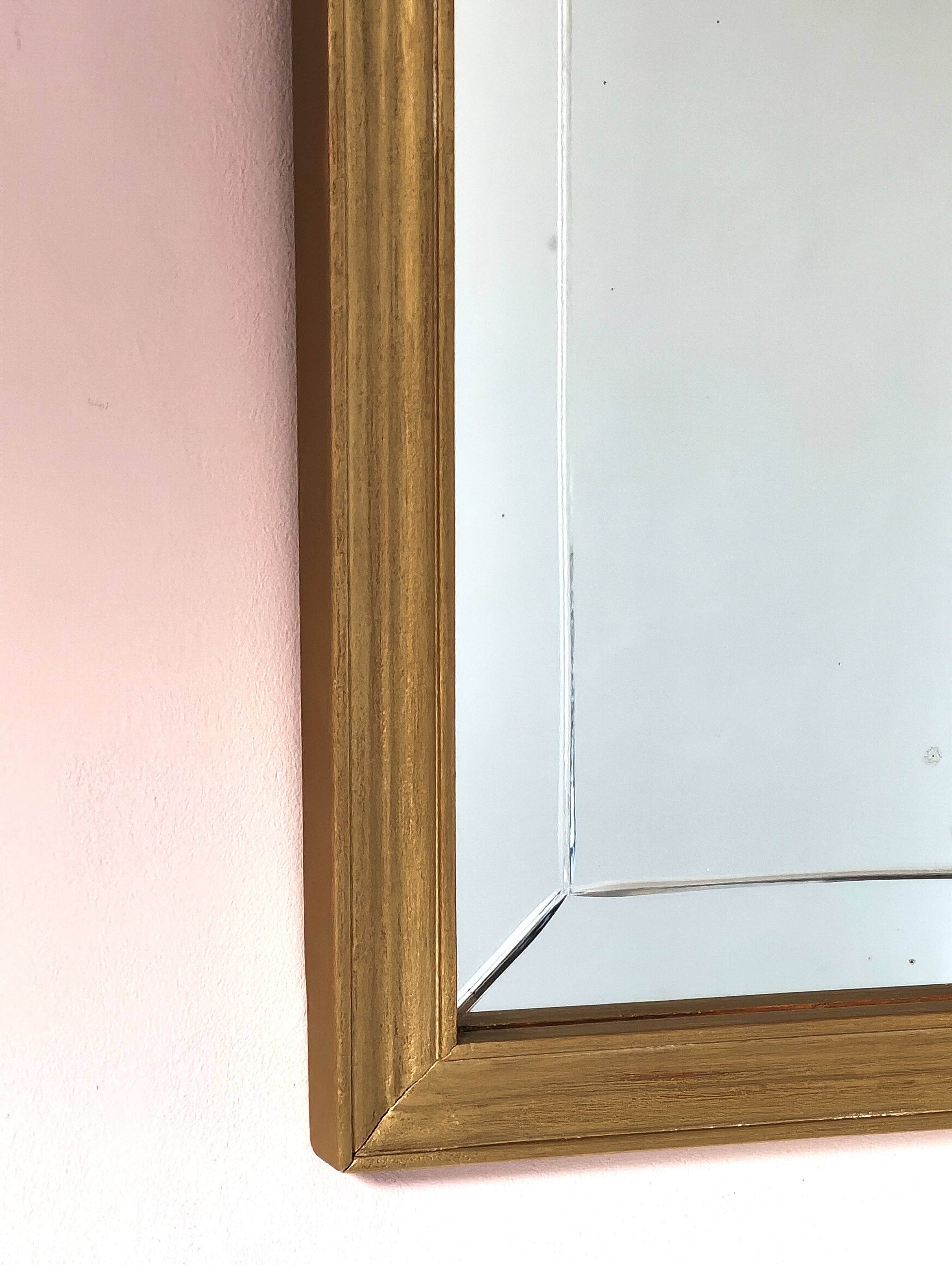 Miroir en bois doré, de forme organique avec une glace biseauté