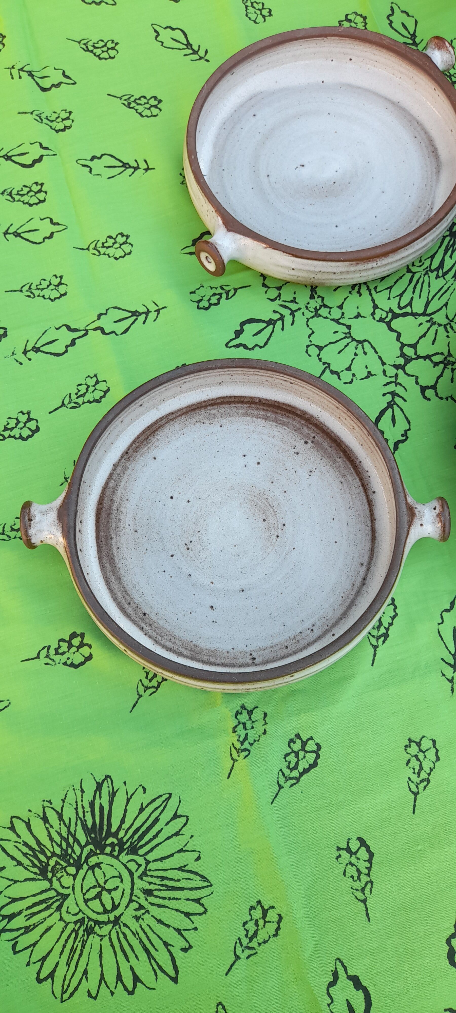 Set of 3 dishes in varnished pyrity sandstone, cream and brown