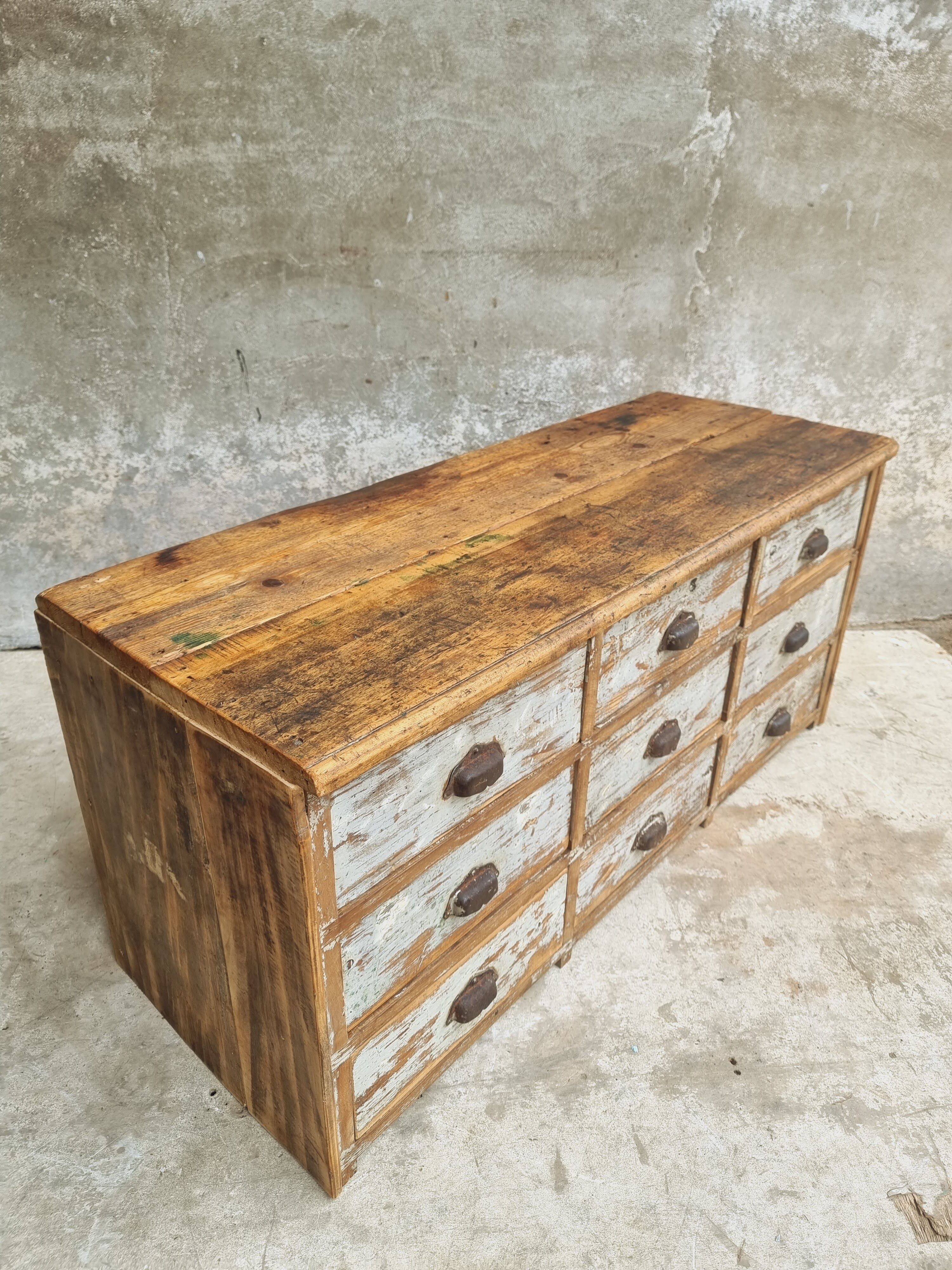 Workshop chest of drawers