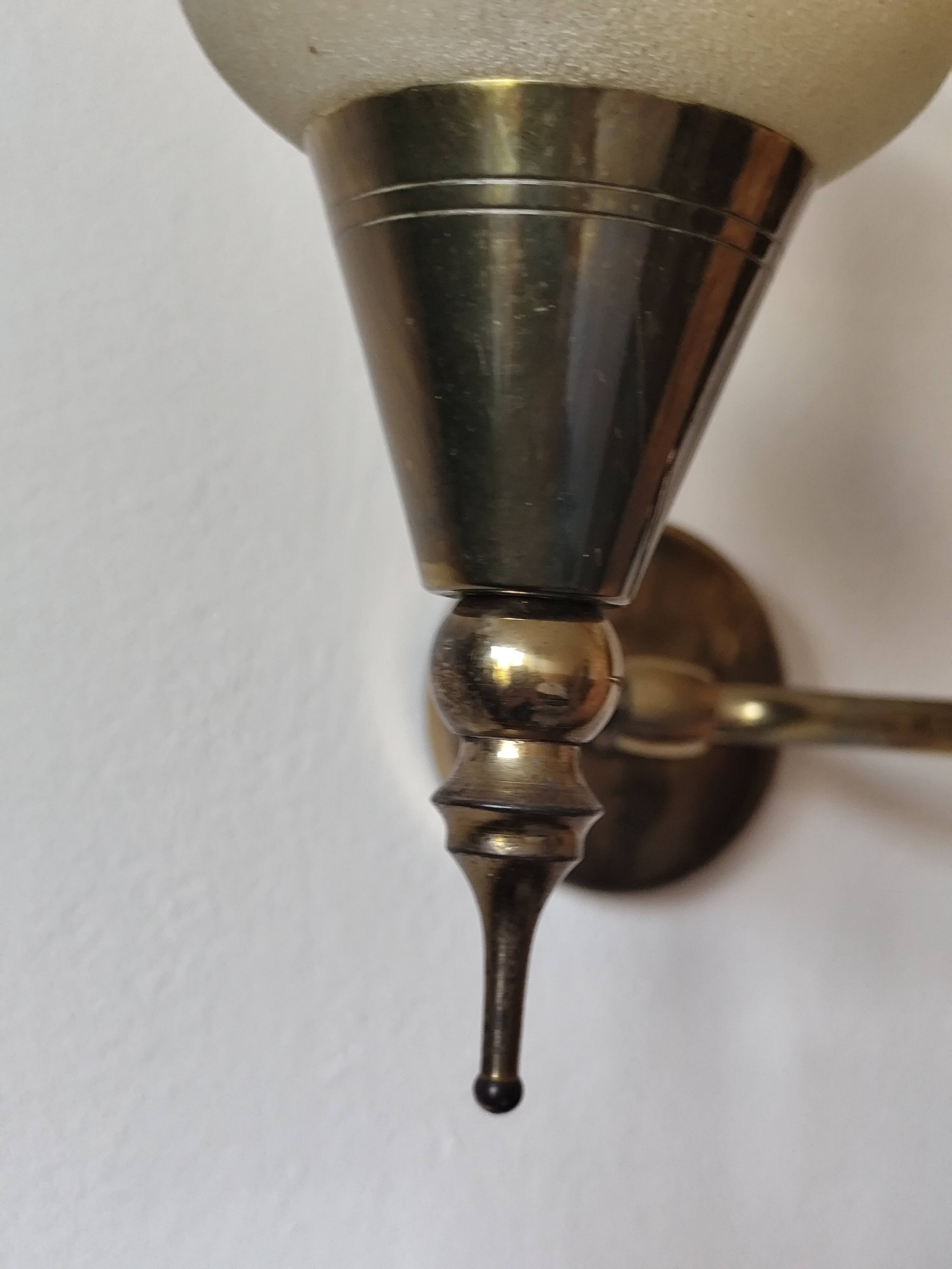 Vintage 50s wall light, 2 light arms, metal, brass and opaque glass tulip