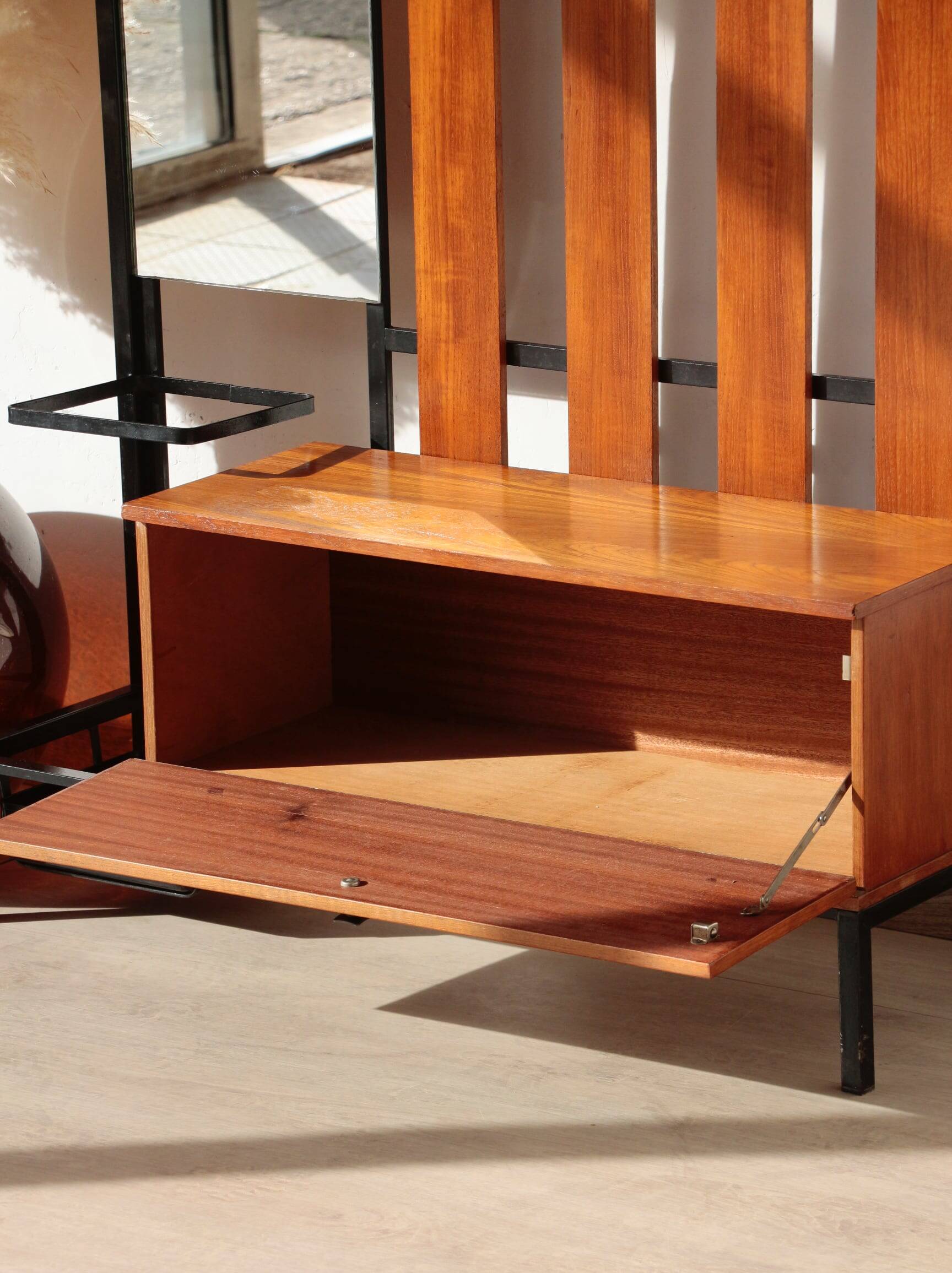 Vestiaire d’entrée vintage – Meuble à patères, miroir et rangements