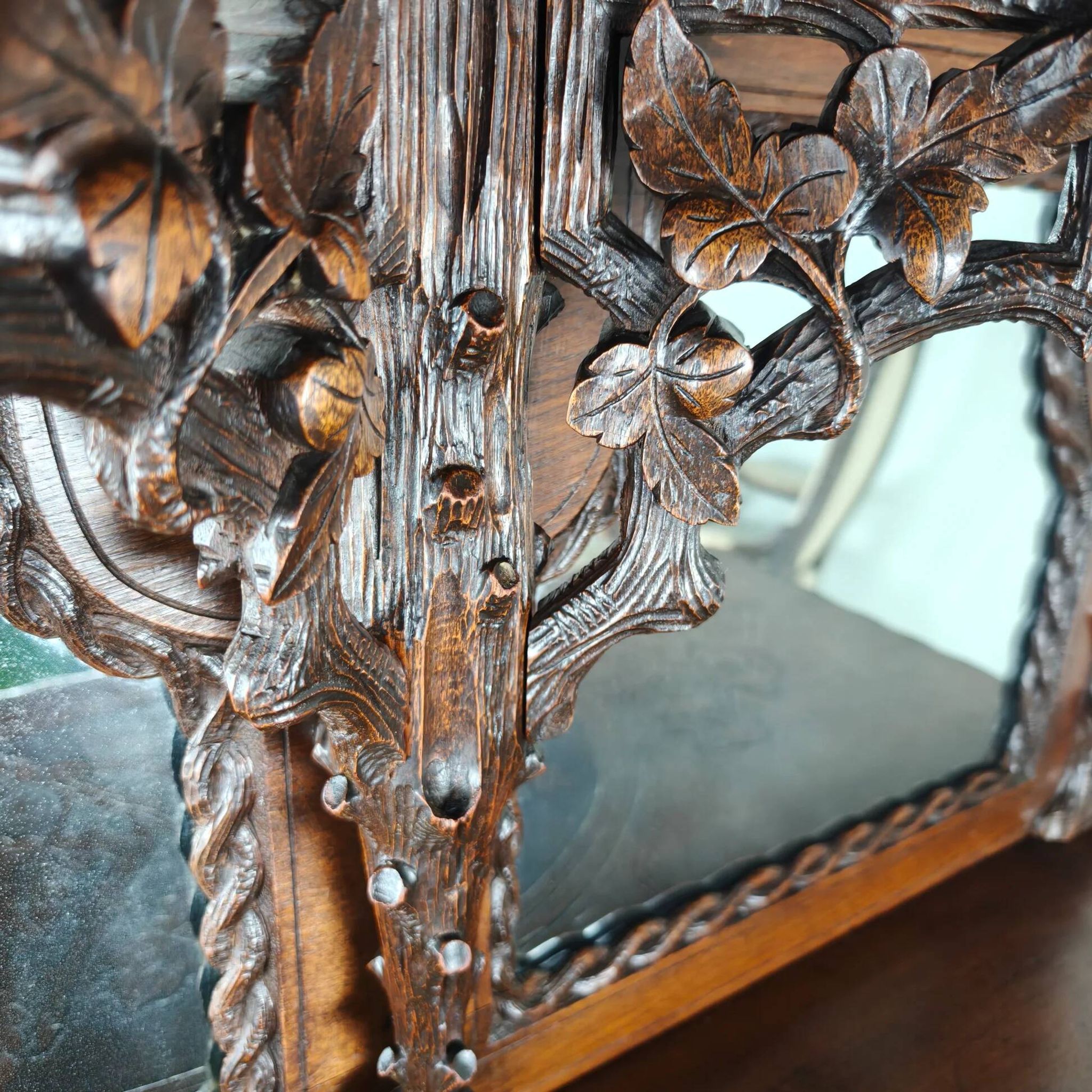 Buffet cabinet Horrix avec miroir – Style Forêt Noire, par Horrix