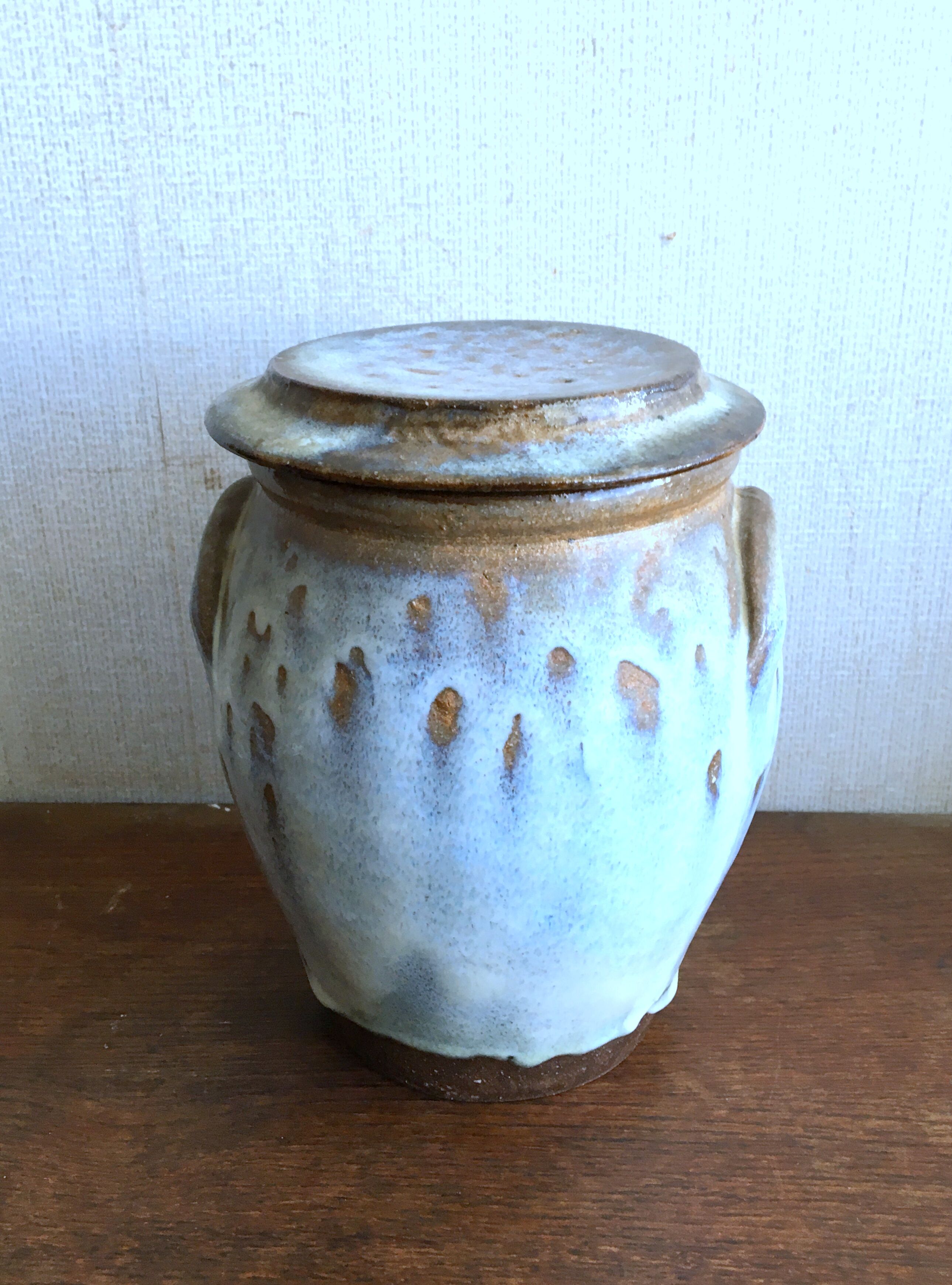 Sandstone pot from the black valley of berry