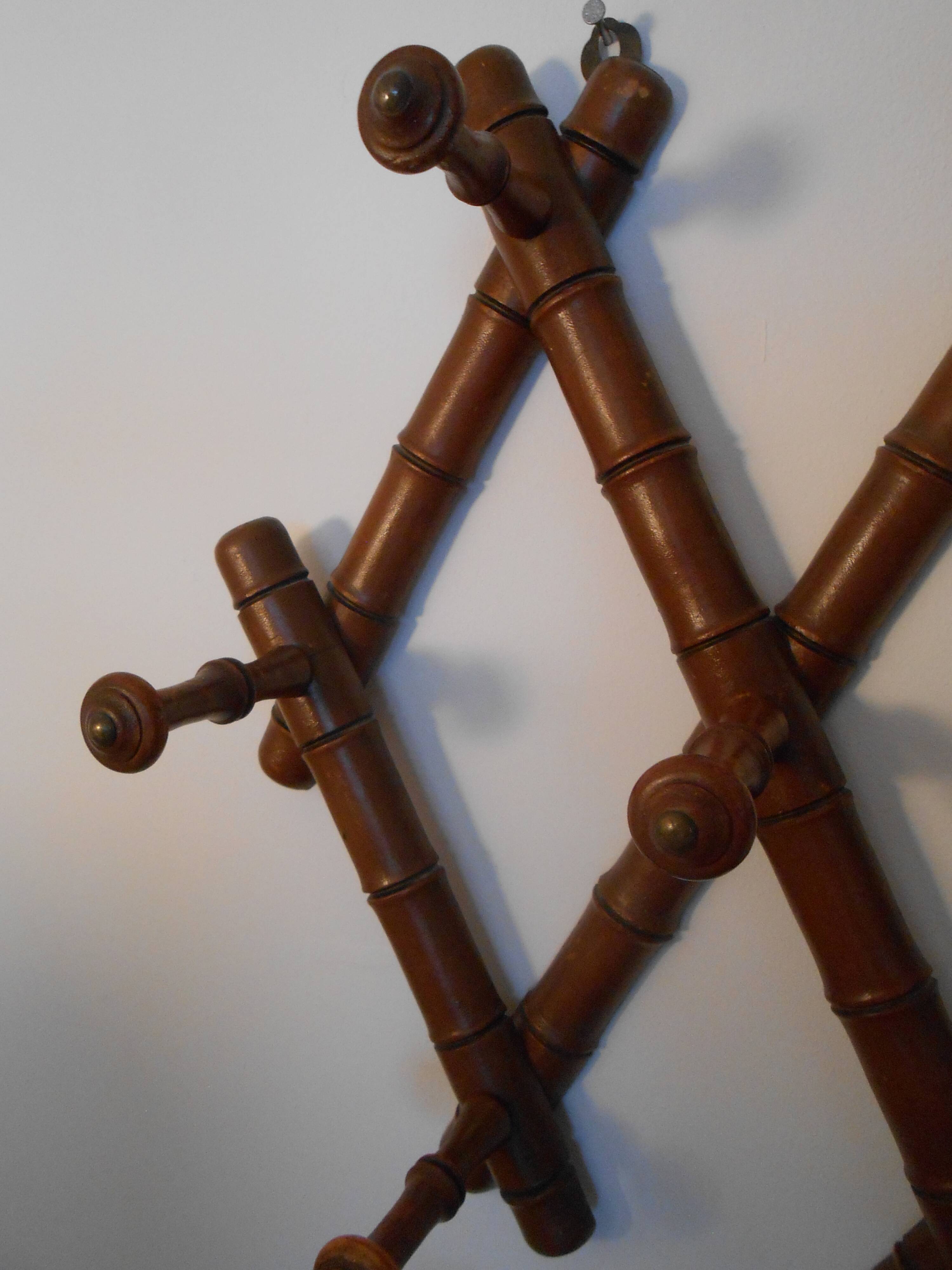 1900 accordion coat holder