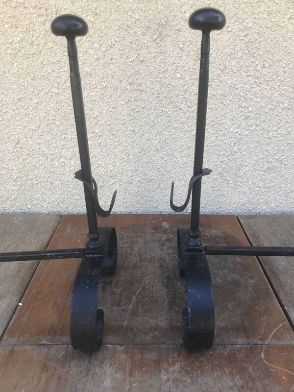 Aire de landiers a crémaillère fer forgé cintré avec porte broche vintage