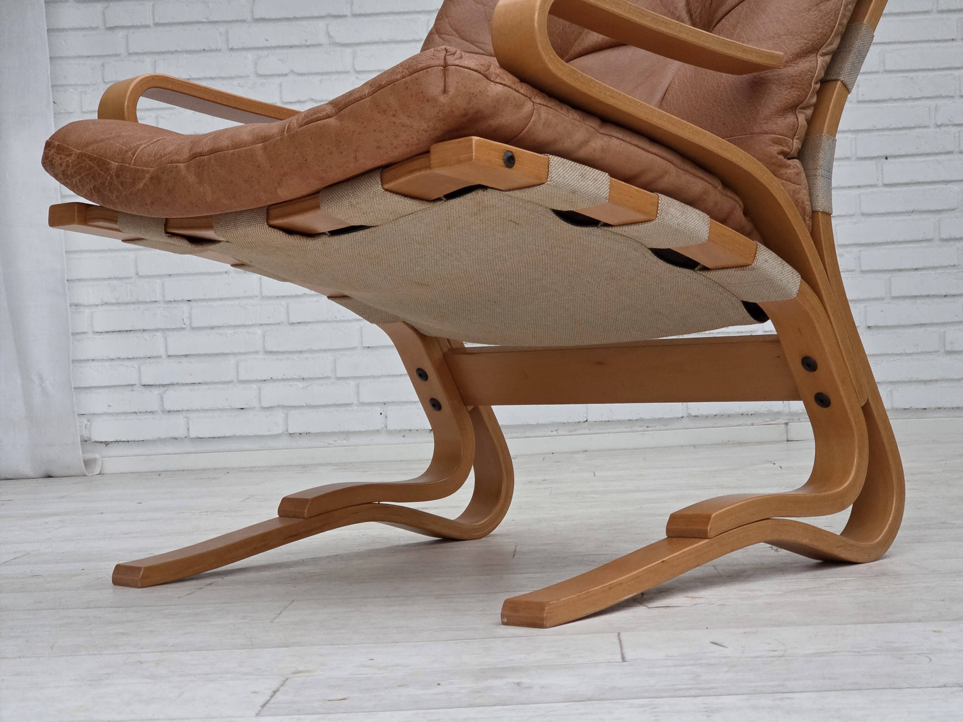 Fauteuil norvégien des années 1970, modèle "Kengu", cuir de meuble.