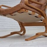 Fauteuil norvégien des années 1970, modèle "Kengu", cuir de meuble.