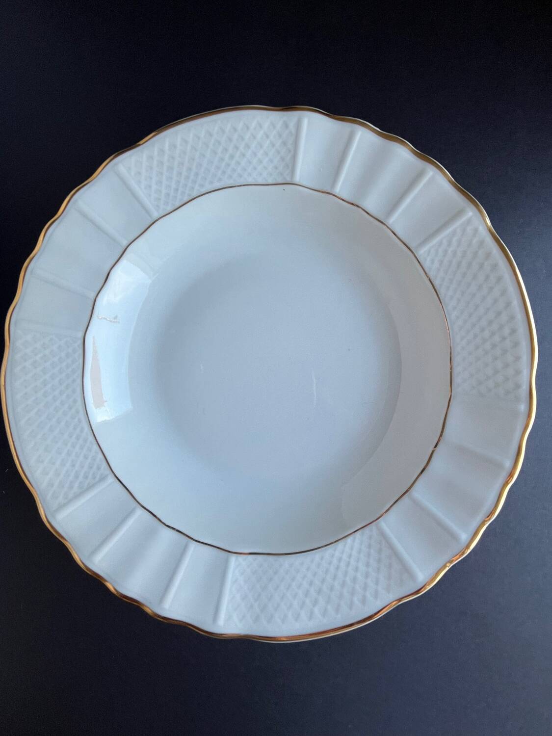 6 white porcelain plates