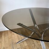 ensemble composé d'une table en chrome et verre fumé et ses 4 chaises tubulaires en chrome et skaï a
