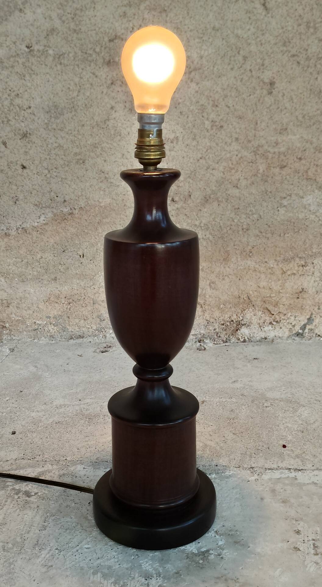 Table lamp base in turned solid wood (mahogany) - mid 20th century.