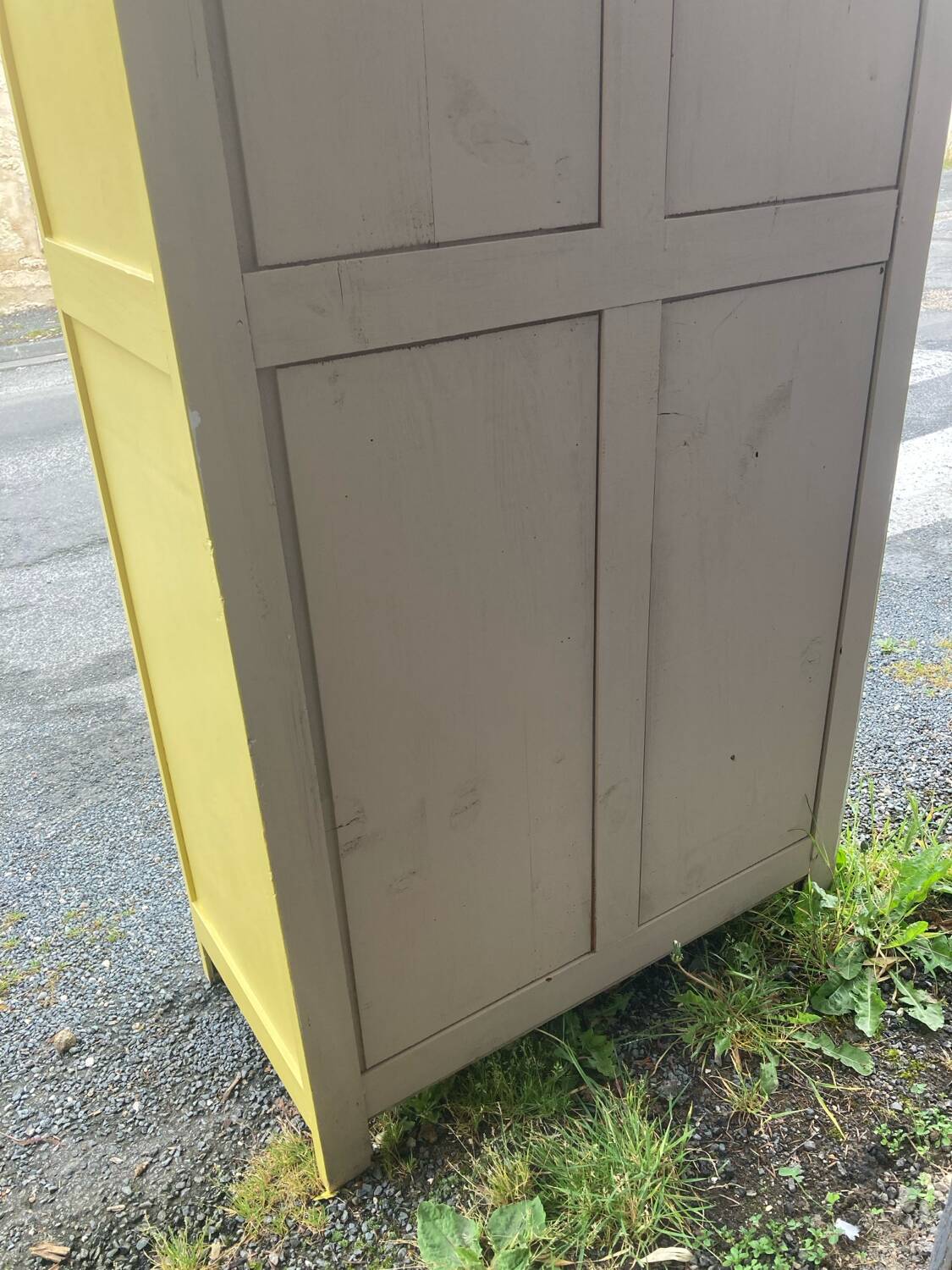 Simple yellow Parisian wardrobe