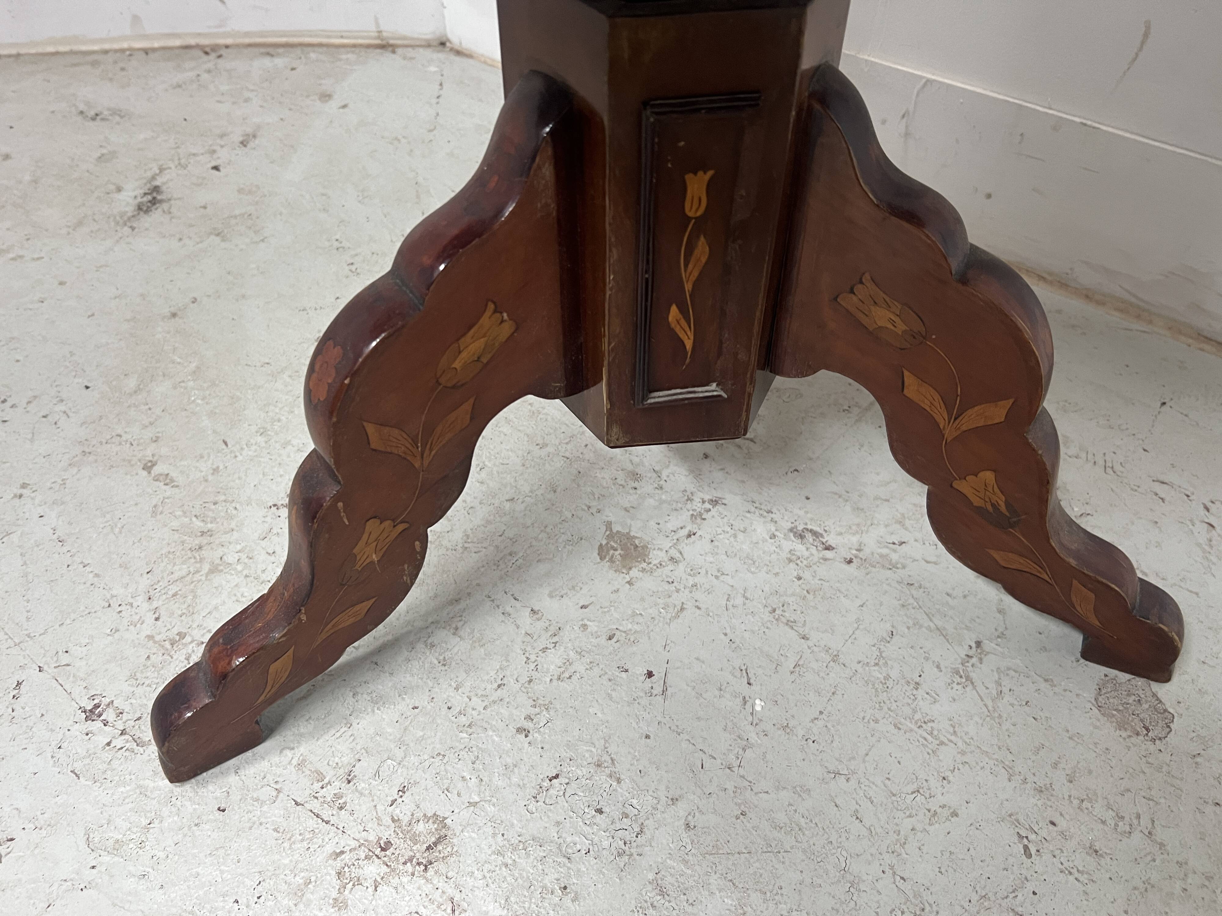 Silent servant with three inlaid trays, 19th century.