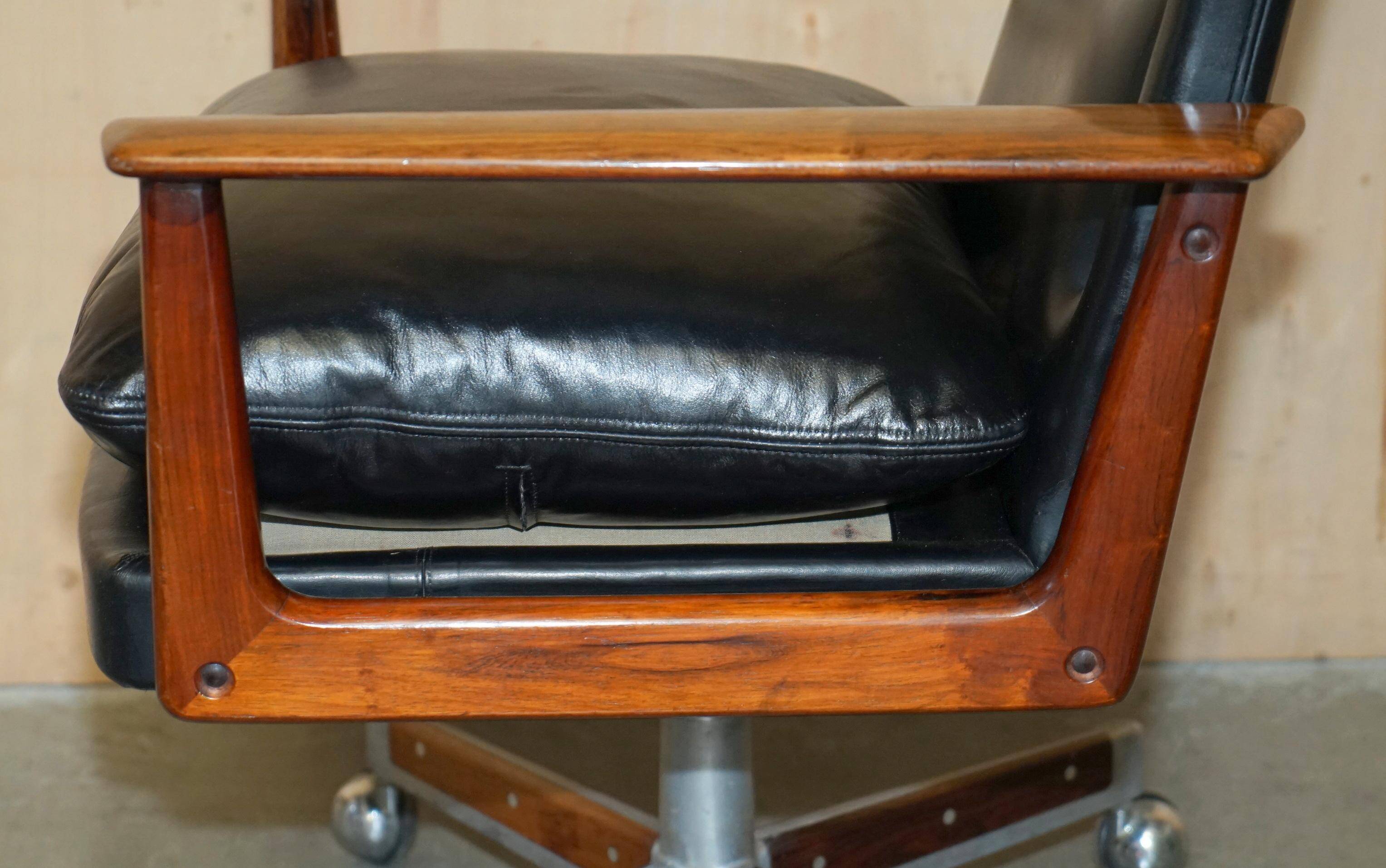 Executive office chair model 419 Arne Vodder for Sibast in hardwood and leather.