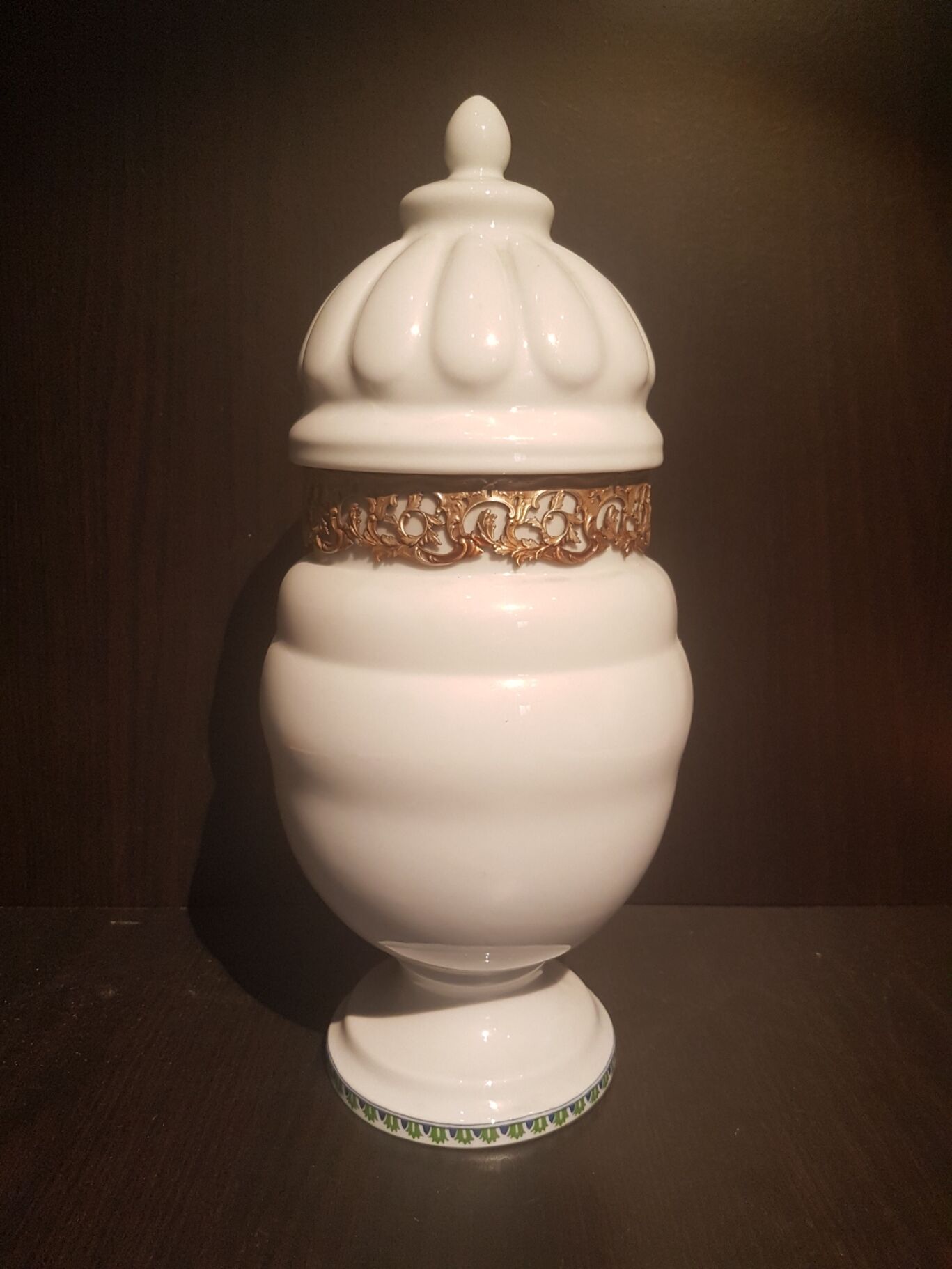 Porcelain pharmacy pot