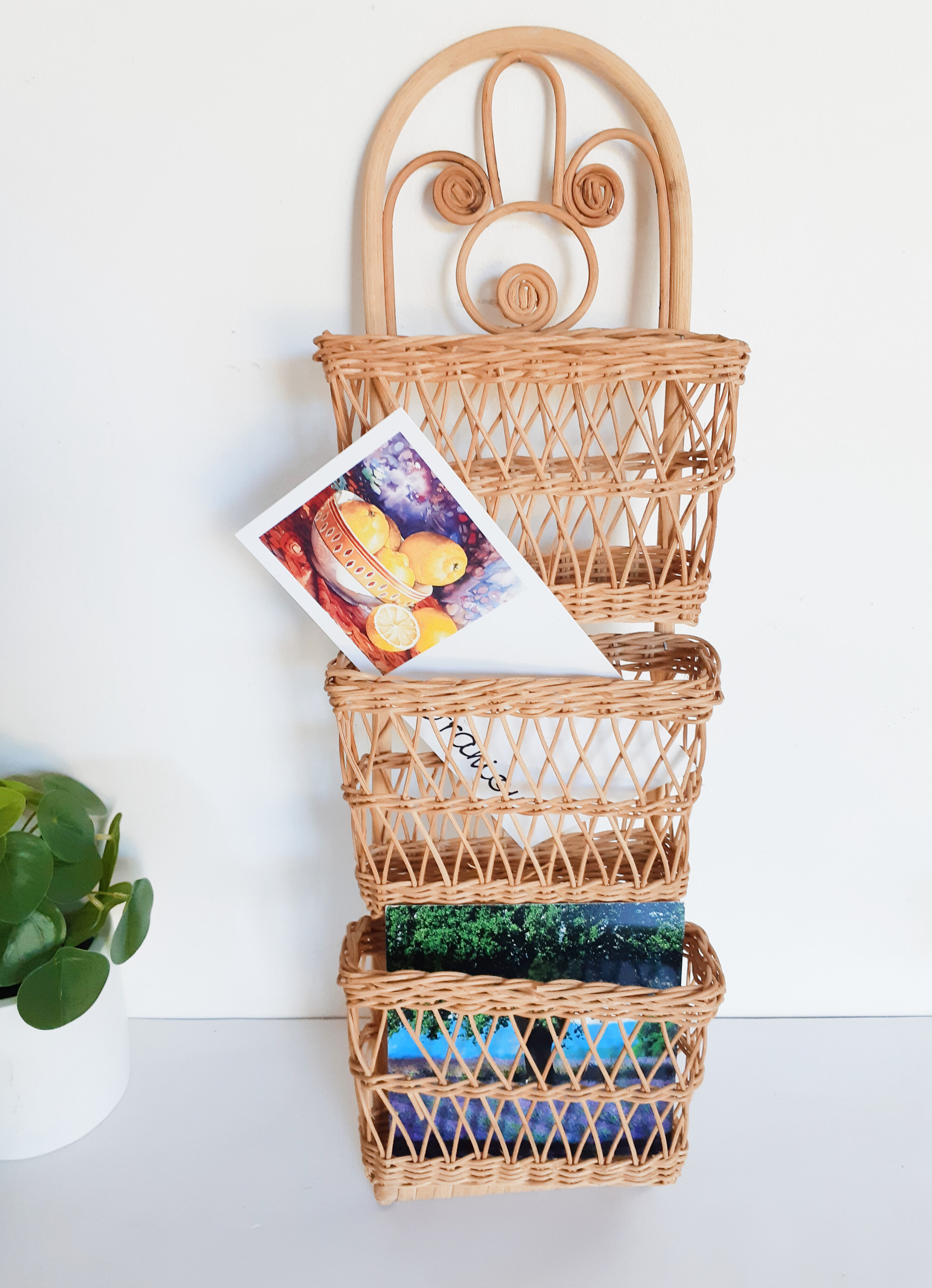 Porte courrier en rotin