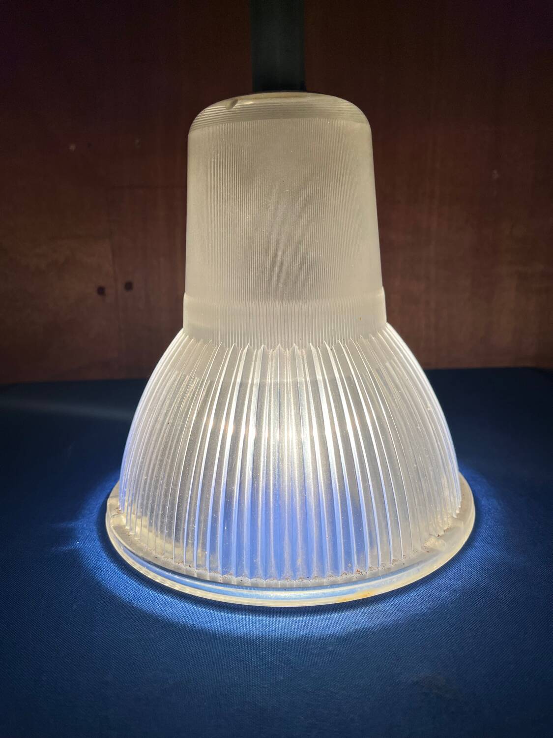 2 suspensions en verre Holophane 1950