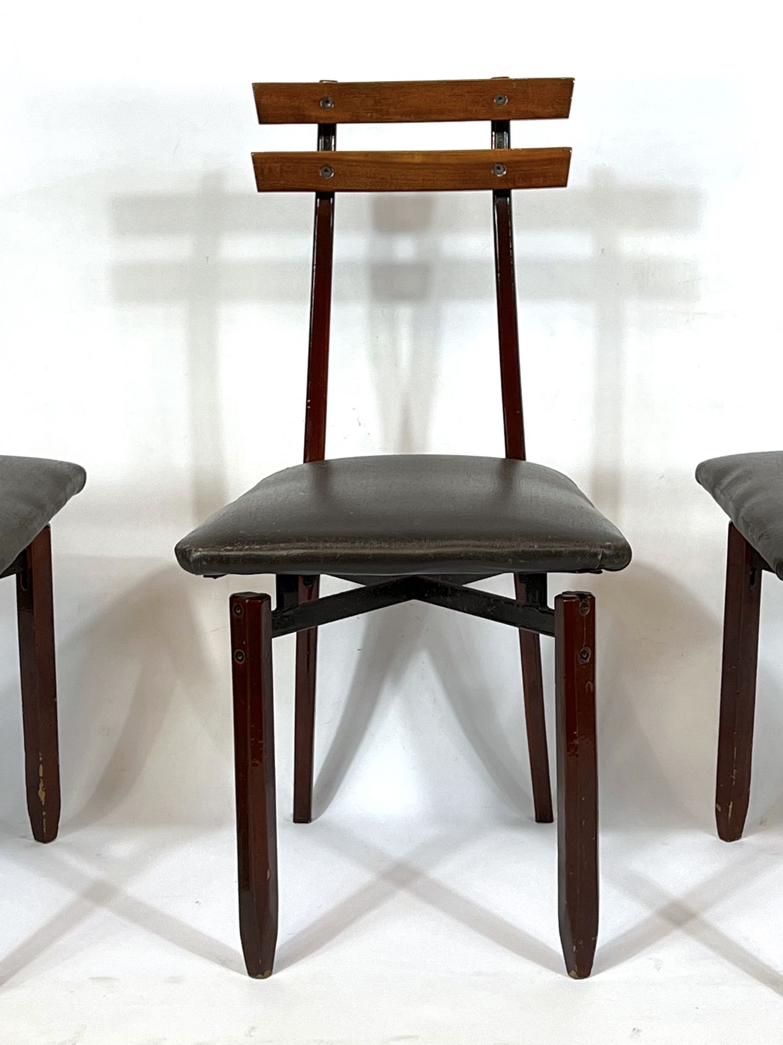 Ensemble de six chaises en bois italien du milieu du siècle