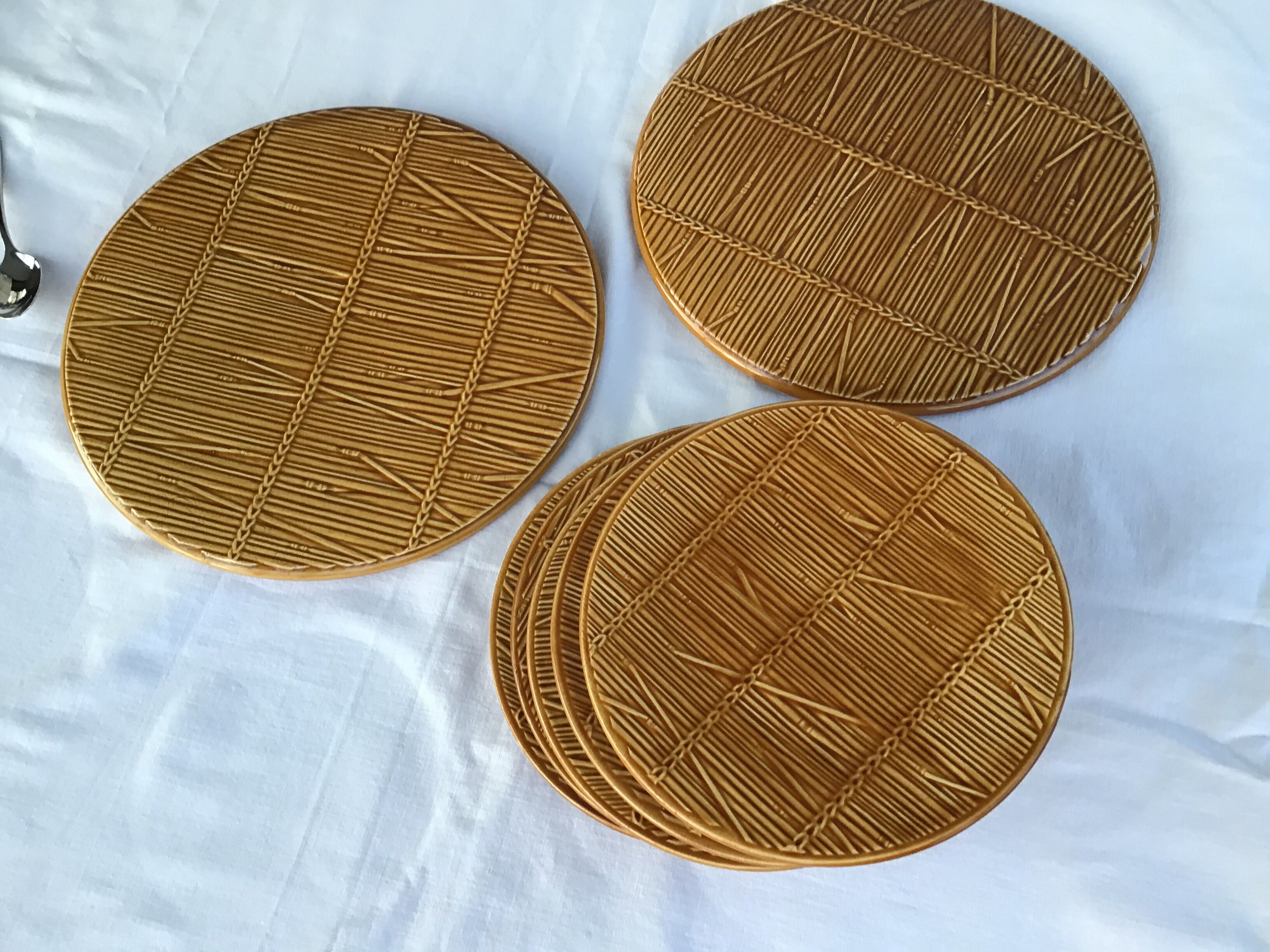 5 Gien plates and 2 caramel 'straw' trays
