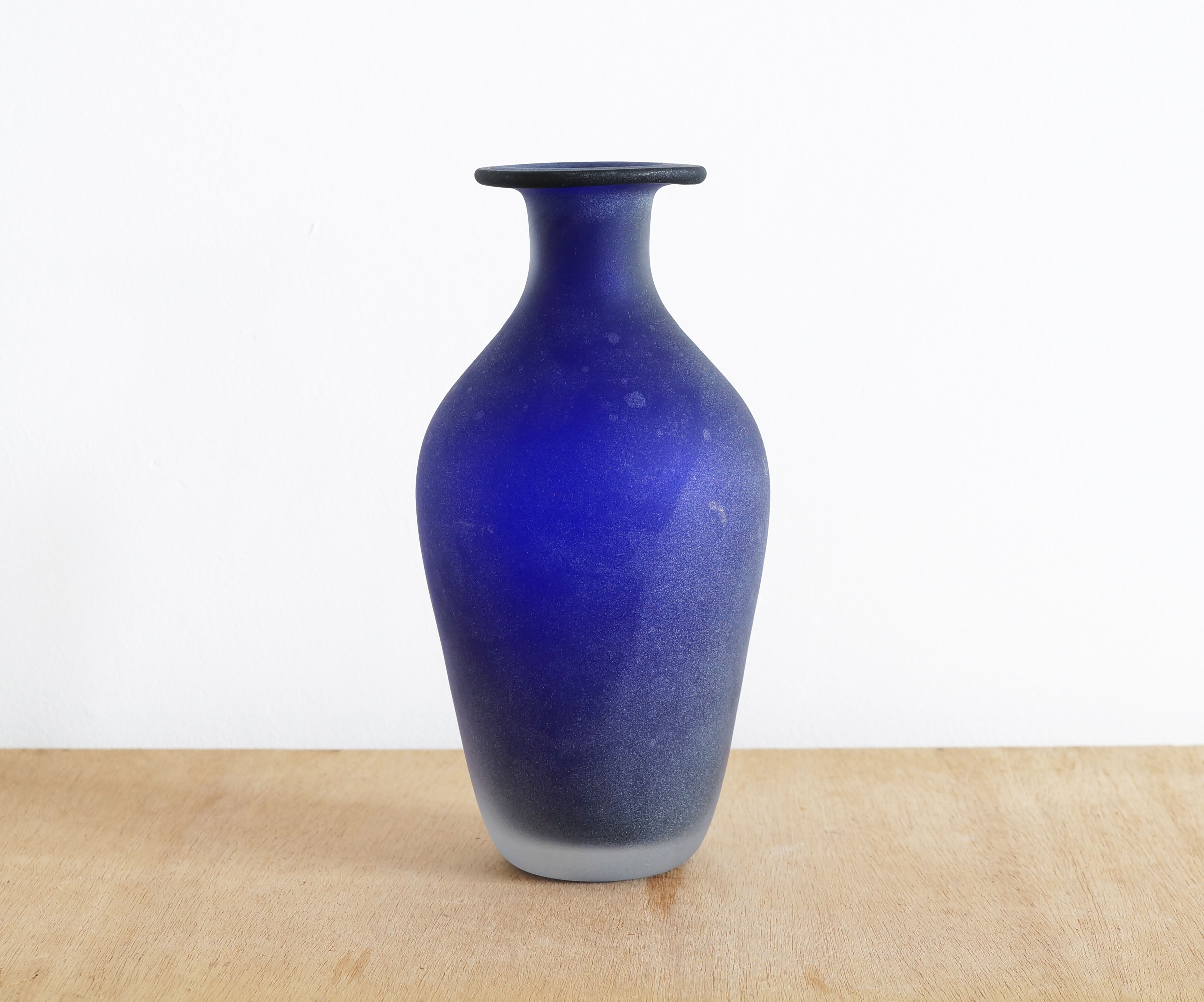 Vase in dark blue glass paste