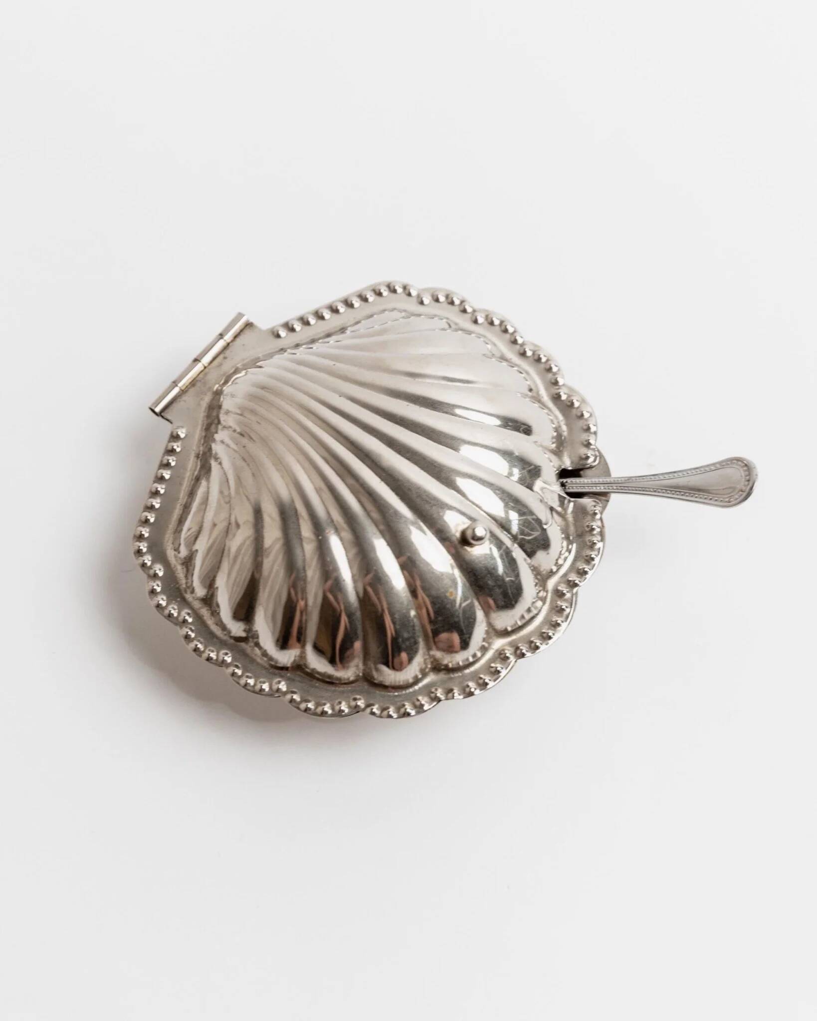 Elegant silver-tone Italian vintage 1960s shell-shaped sugar bowl with spoon