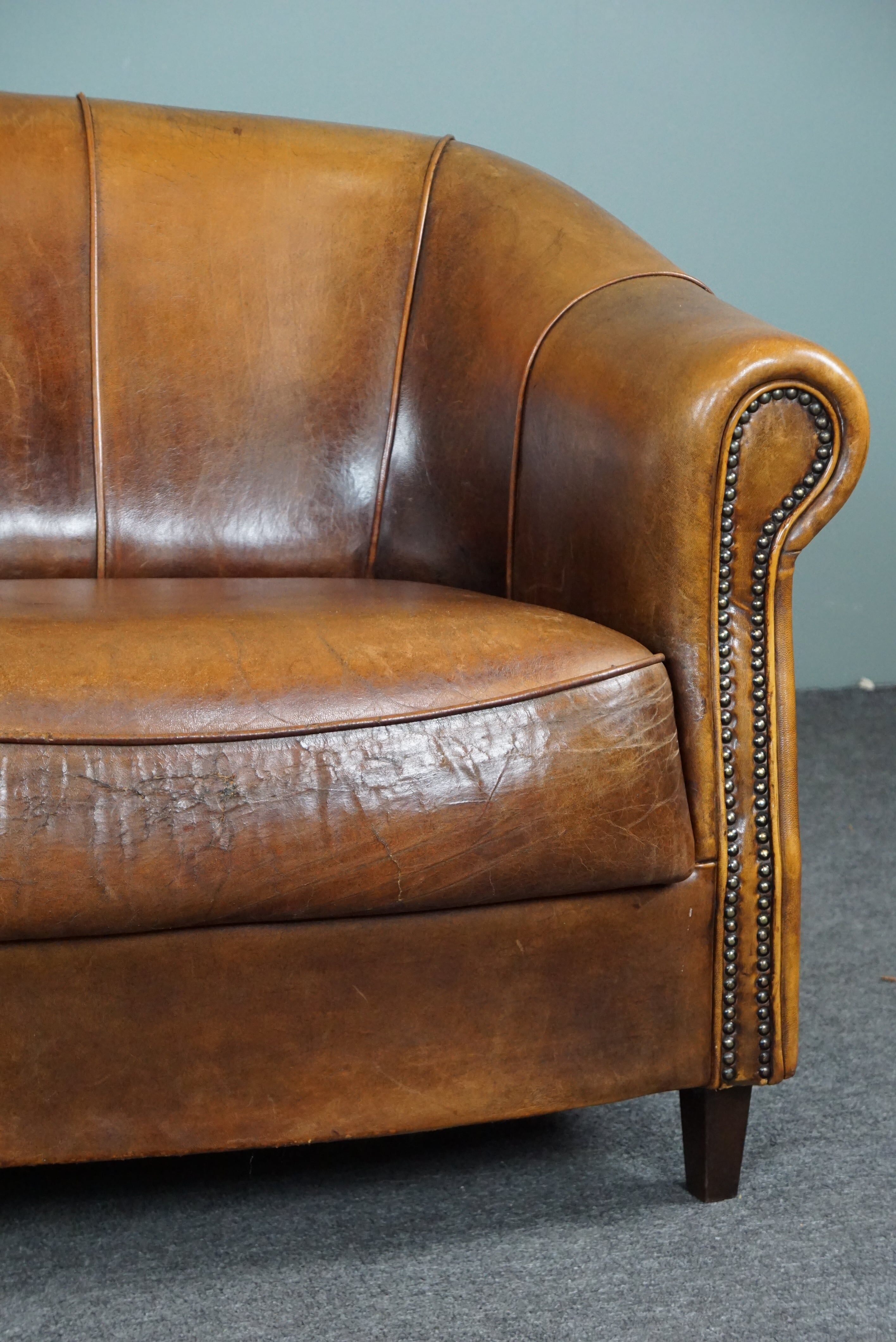 Comfortabele en stoere schapenleren 2 zits bank