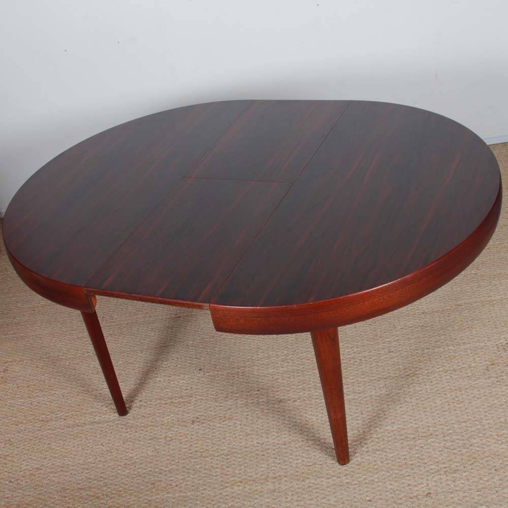 Round extendable dining table in Rio rosewood, 1960