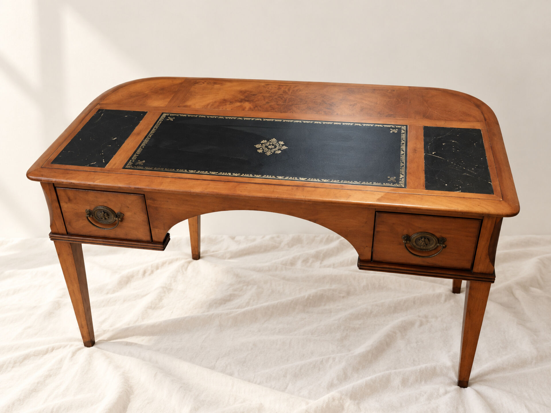 Bureau vintage façade galbée, cuir noir, bronze –compartiments secrets