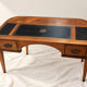 Bureau vintage façade galbée, cuir noir, bronze –compartiments secrets