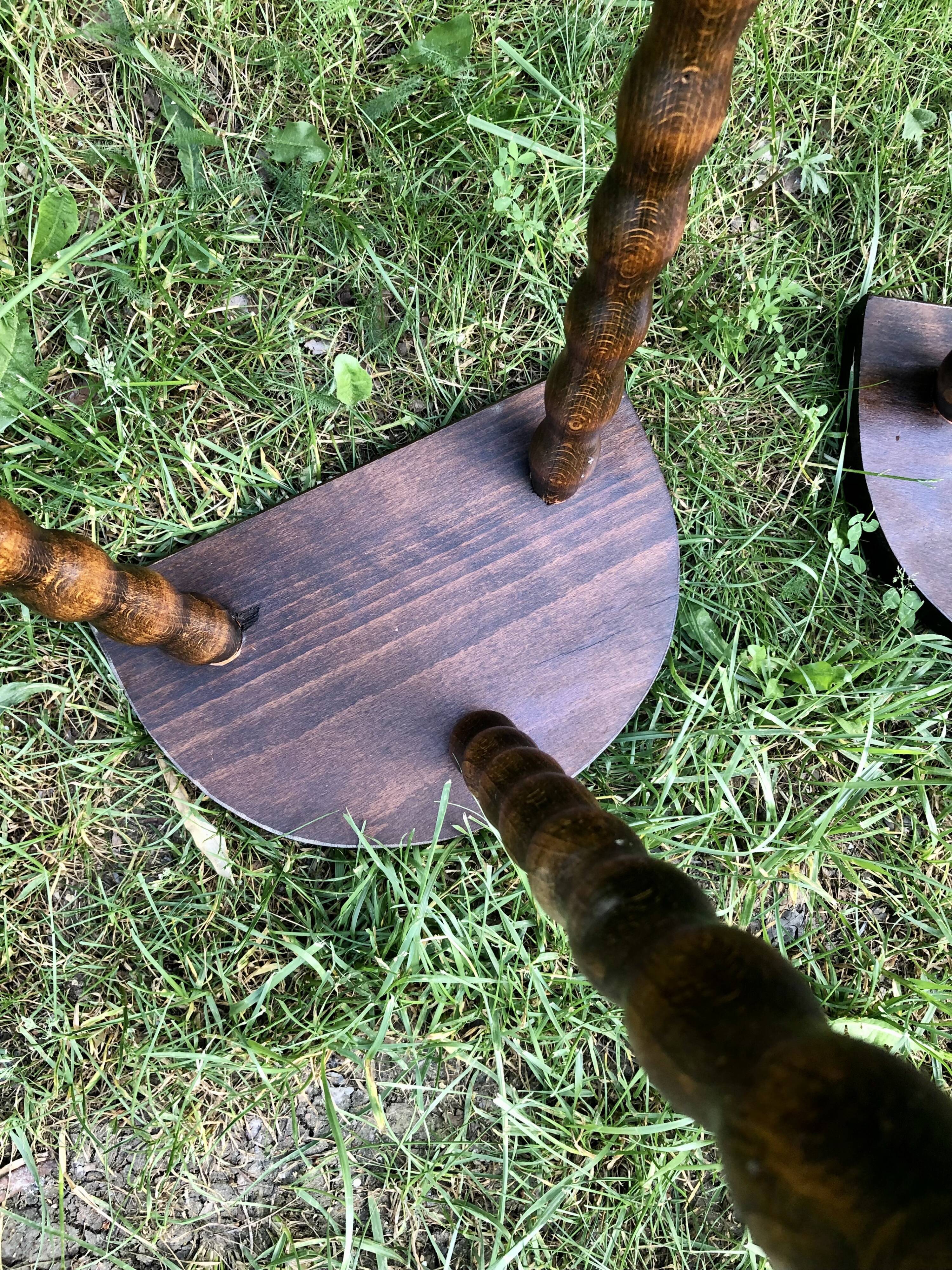 Duo half-moon tripod stools