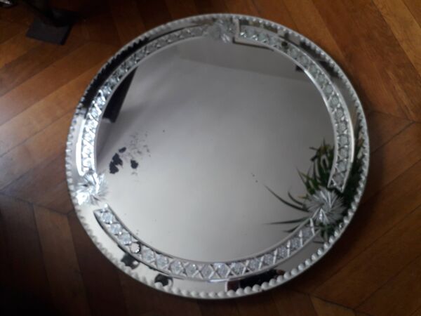 Grand miroir rond ancien finement décoré