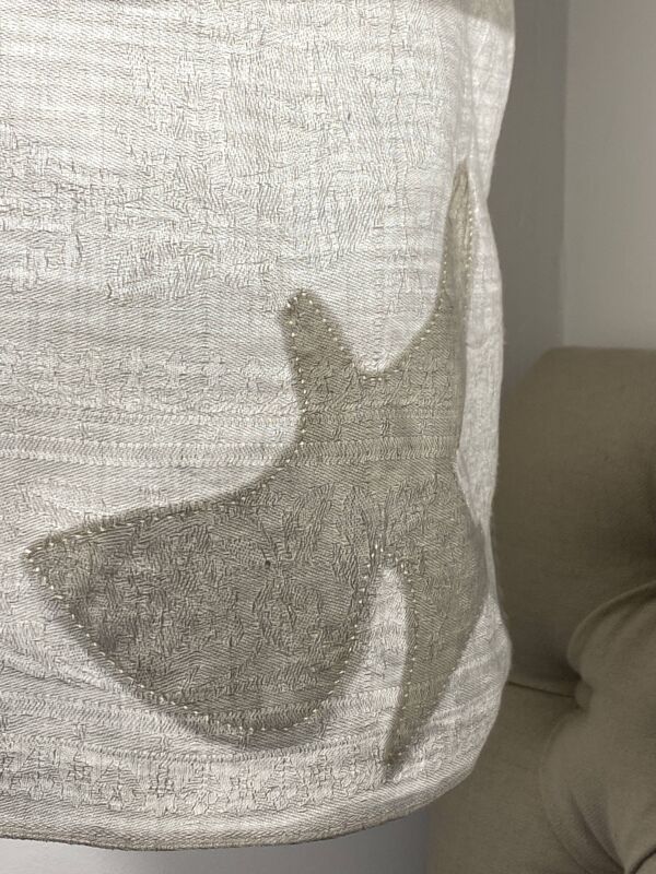 Suspension drap ancien en lin monogramme et oiseau de Georges Braque