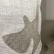 Suspension drap ancien en lin monogramme et oiseau de Georges Braque