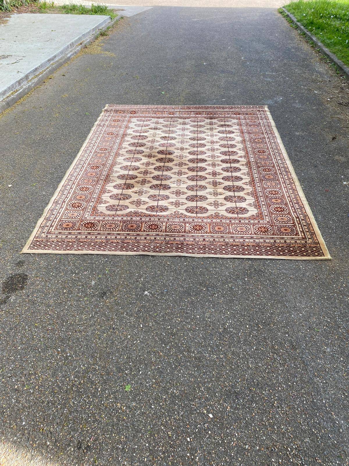 Beige Persian rug 200x300