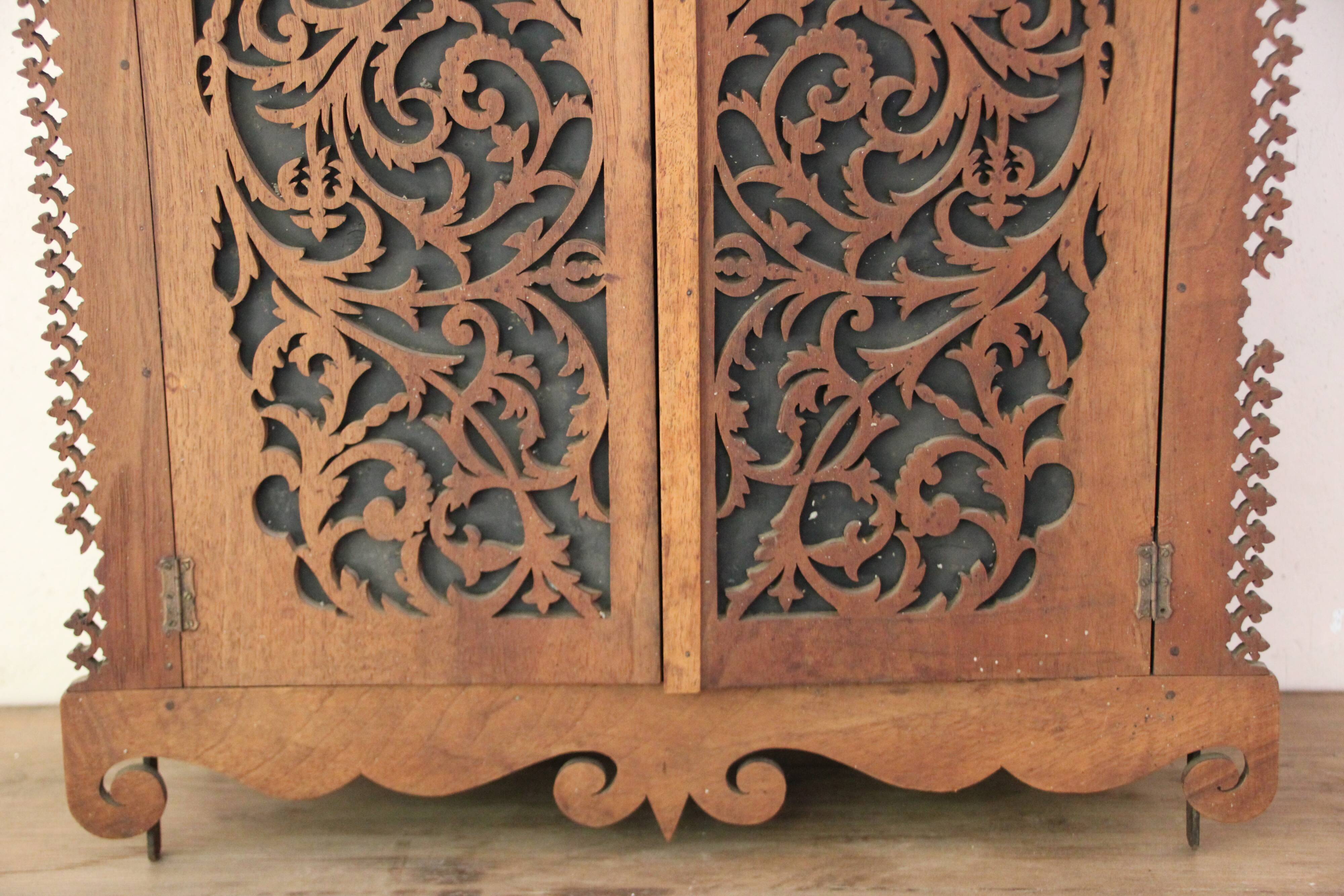 Wall cabinet to hang