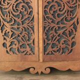 Wall cabinet to hang