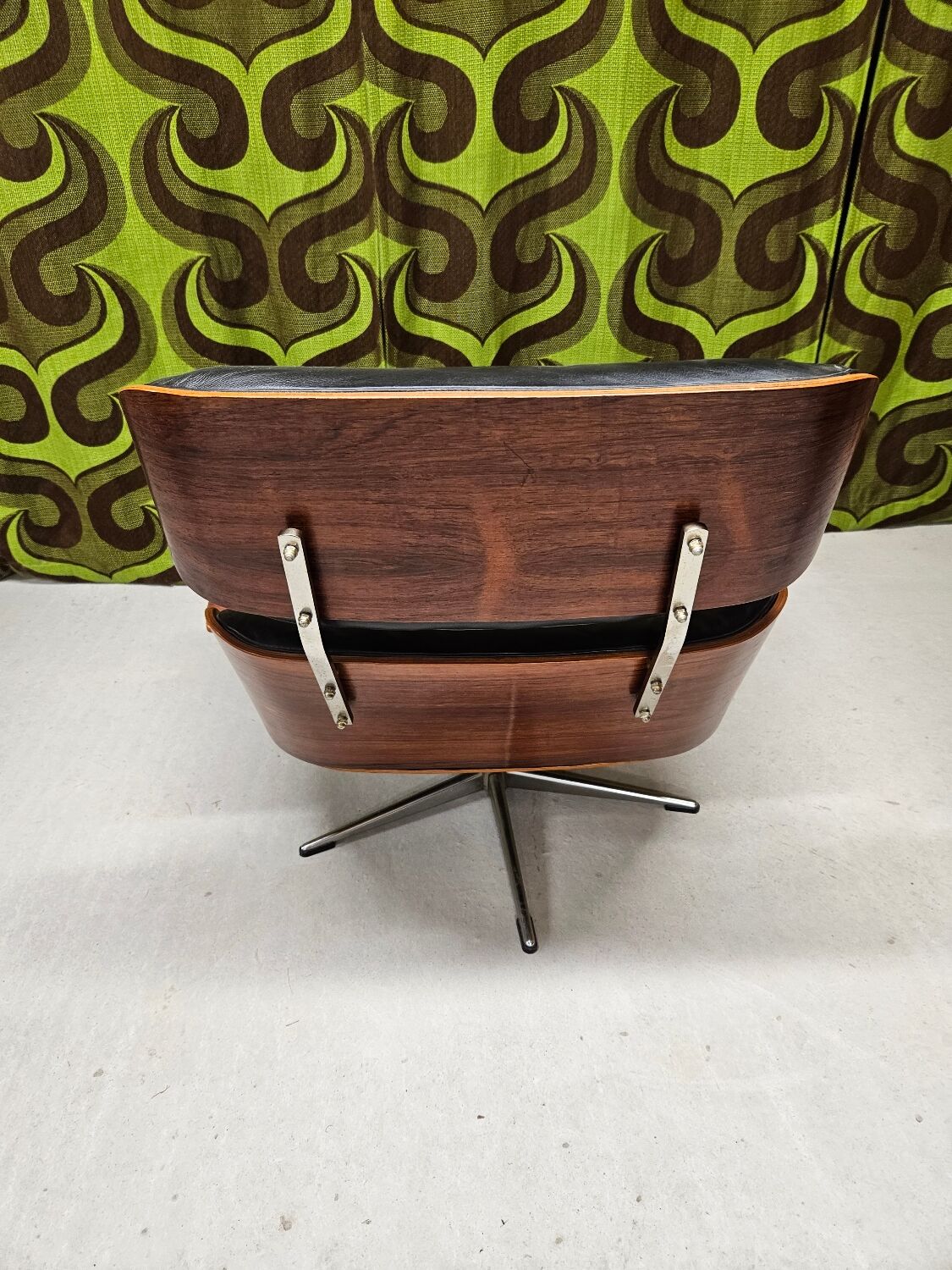 Fauteuil lounge cuir noir 1970 vintage